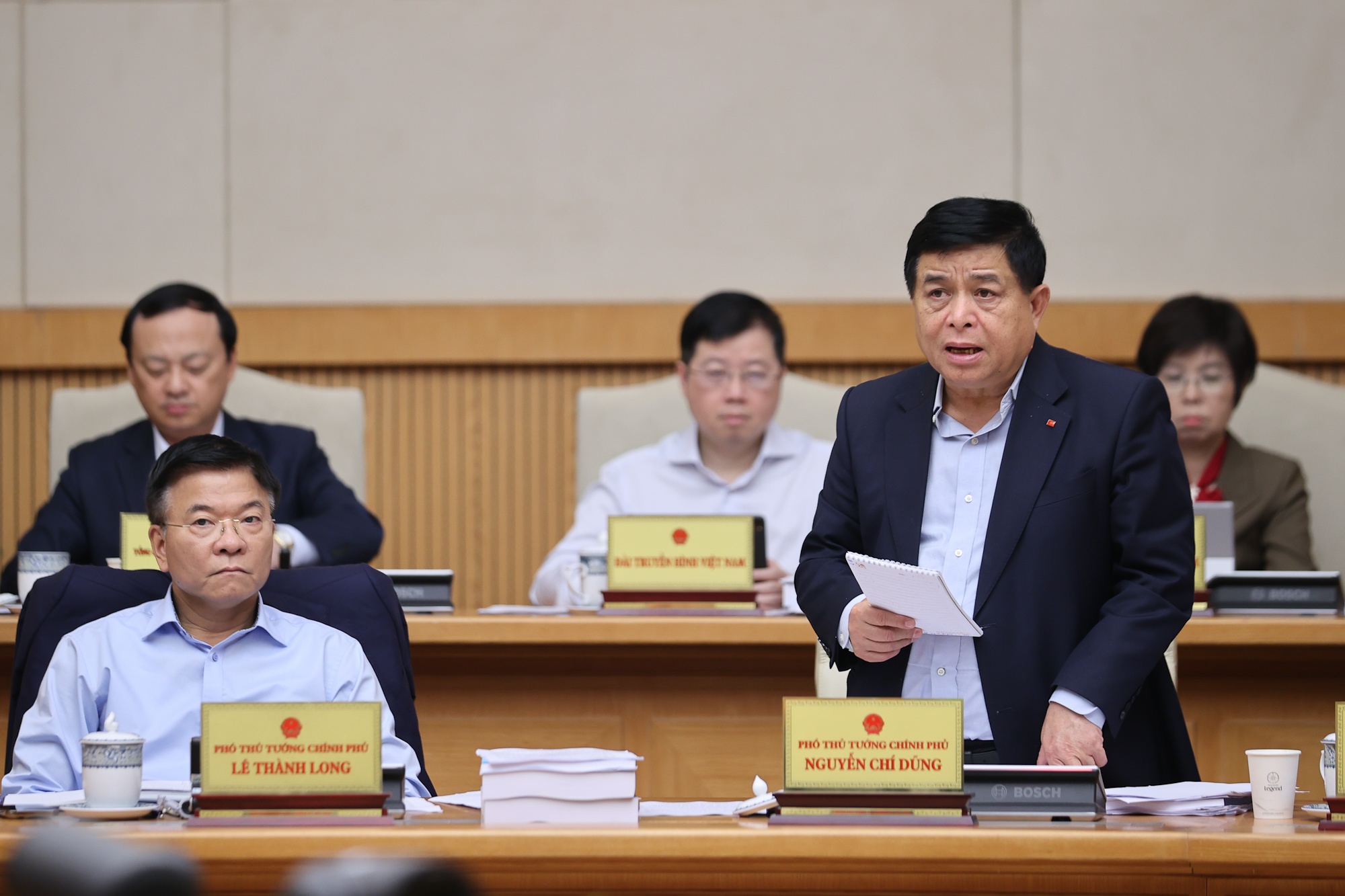 Phó Thủ tướng Nguyễn Chí Dũng và Phó Thủ tướng Lê Thành Long tham dự phiên họp - Ảnh: VGP/Nhật Bắc