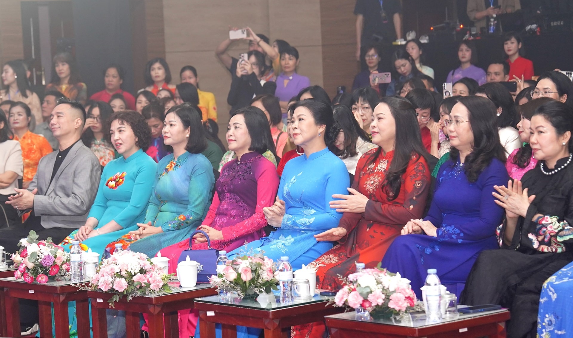 Đặc sắc chương trình áo dài nghệ thuật “Hương sắc Việt Nam” Đặc sắc chương trình áo dài nghệ thuật “Hương sắc Việt Nam”