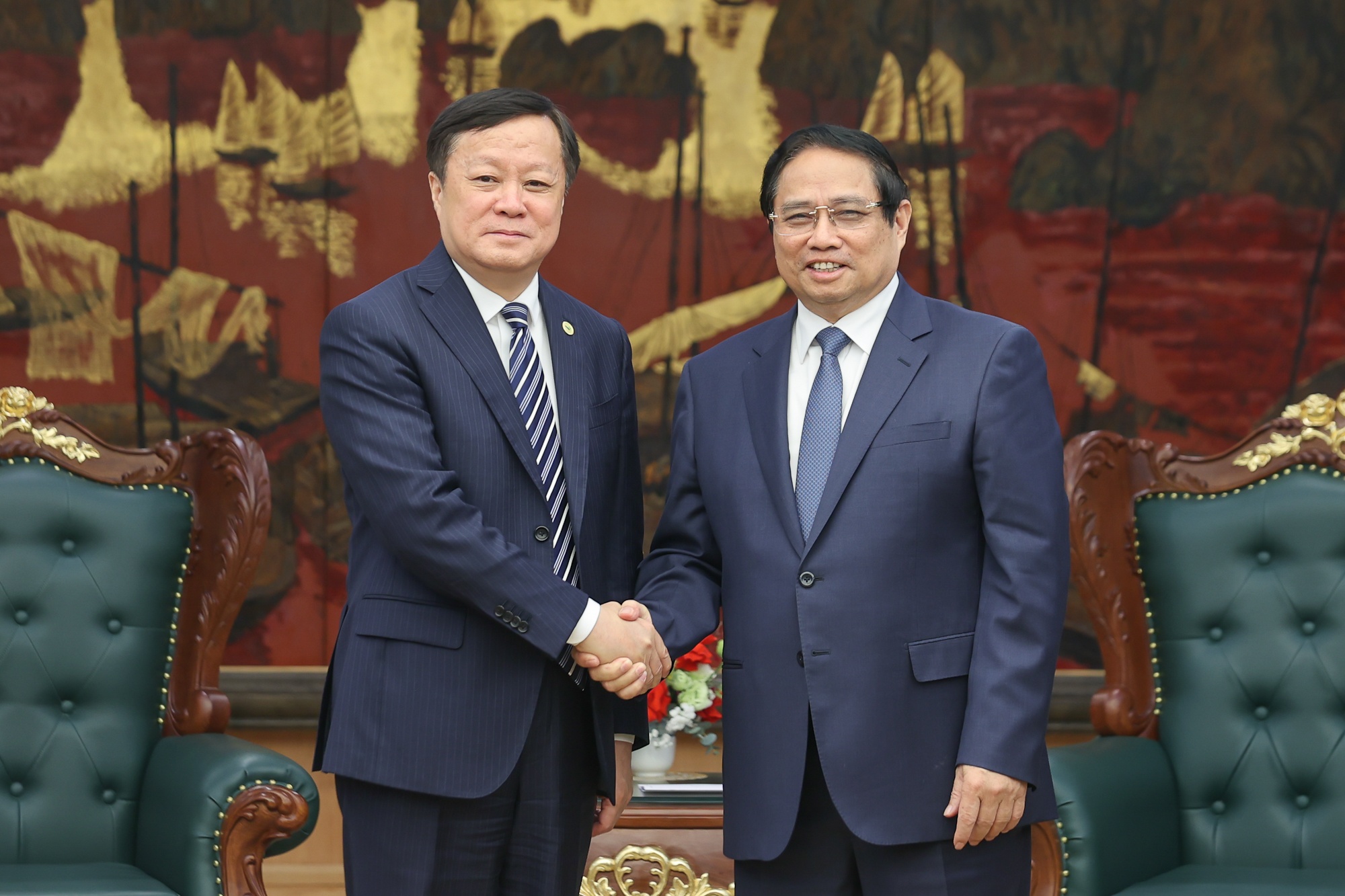Thủ tướng Phạm Minh Chính tiếp Chủ tịch Tập đoàn COMAC Hà Đông Phong - Ảnh: VGP/Nhật Bắc
