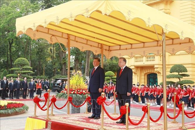 Lễ đón chính thức Tổng Bí thư, Chủ tịch nước Trung Quốc Tập Cận Bình được tổ chức trọng thể tại Phủ Chủ tịch theo nghi thức cao nhất dành đón Nguyên thủ quốc gia. Tổng Bí thư Tô Lâm chủ trì Lễ đón - Ảnh: TTXVN Lễ đón chính thức Tổng Bí thư, Chủ tịch nước Trung Quốc Tập Cận Bình được tổ chức trọng thể tại Phủ Chủ tịch theo nghi thức cao nhất dành đón Nguyên thủ quốc gia. Tổng Bí thư Tô Lâm chủ trì Lễ đón - Ảnh: TTXVN