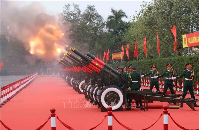 21 phát đại bác chào mừng được bắn từ Hoàng thành Thăng Long trong Lễ đón - Ảnh: TTXVN 21 phát đại bác chào mừng được bắn từ Hoàng thành Thăng Long trong Lễ đón - Ảnh: TTXVN