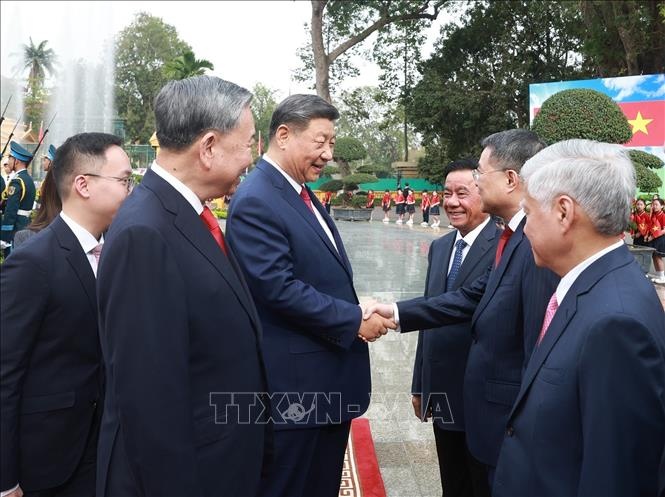 Tổng Bí thư Tô Lâm giới thiệu thành viên Đoàn cấp cao Việt Nam với Tổng Bí thư, Chủ tịch nước Trung Quốc Tập Cận Bình. Ảnh: TTXVN Tổng Bí thư Tô Lâm giới thiệu thành viên Đoàn cấp cao Việt Nam với Tổng Bí thư, Chủ tịch nước Trung Quốc Tập Cận Bình. Ảnh: TTXVN