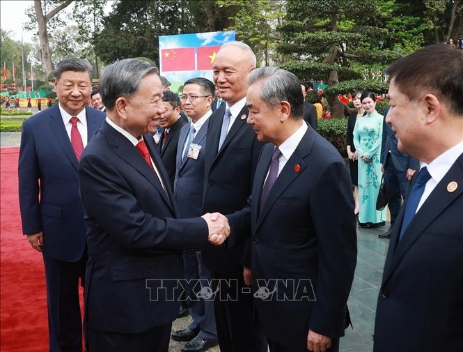 Tổng Bí thư, Chủ tịch nước Trung Quốc Tập Cận Bình giới thiệu thành viên Đoàn cấp cao Trung Quốc với Tổng Bí thư Tô Lâm. Ảnh: TTXVN Tổng Bí thư, Chủ tịch nước Trung Quốc Tập Cận Bình giới thiệu thành viên Đoàn cấp cao Trung Quốc với Tổng Bí thư Tô Lâm. Ảnh: TTXVN