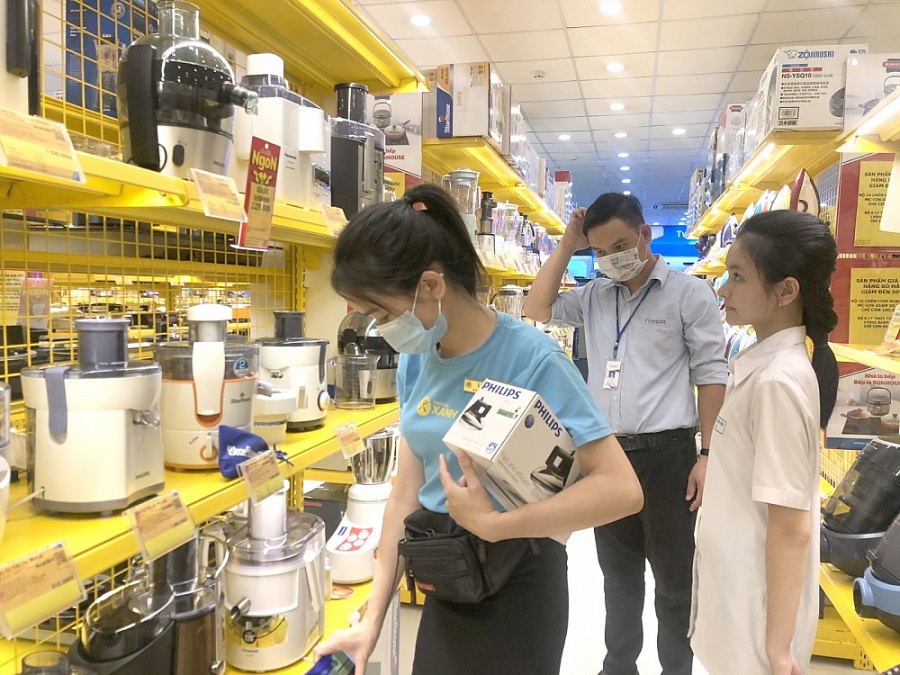 Nhiều mặt hàng điều hòa giảm giá sâu thu hút sự chú ý của khách hàng