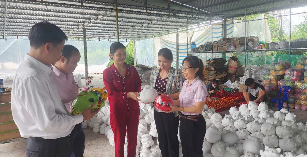 Phong trào thi đua - “đòn bẩy” hoàn thành nhiệm vụ   Với tinh thần “thi đua là yêu nước, yêu nước thì phải thi đua”, mỗi cán bộ, người lao động NHCSXH chi nhánh Quảng Nam