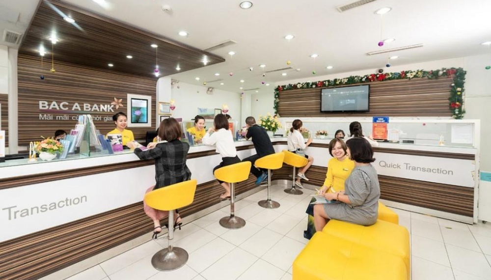 Khách hàng giao dịch tại Bac A Bank 