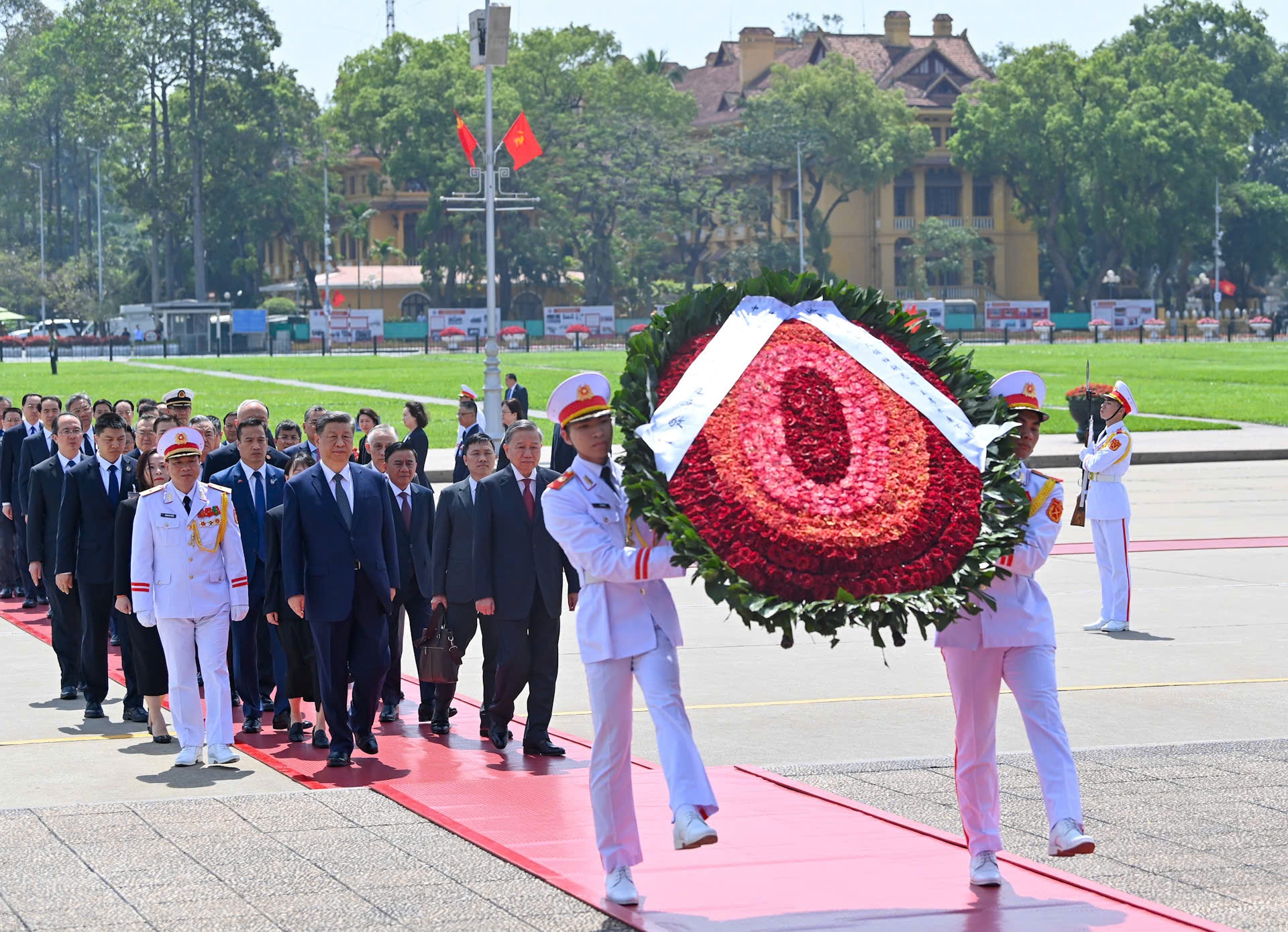 Tổng Bí thư Ban Chấp hành Trung ương Đảng Cộng sản Việt Nam Tô Lâm và Tổng Bí thư, Chủ tịch nước Trung Quốc Tập Cận Bình vào Lăng viếng Chủ tịch Hồ Chí Minh - Ảnh: VGP/Nhật Bắc