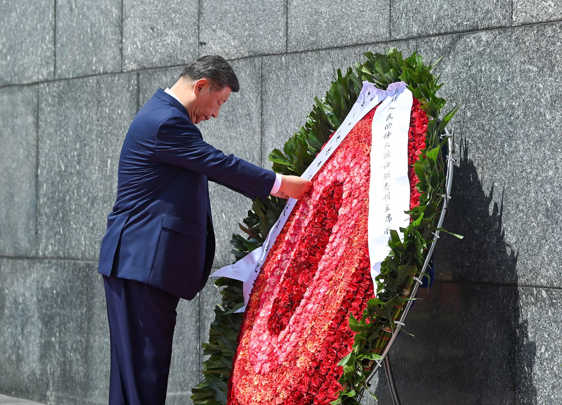 Tổng Bí thư, Chủ tịch nước Trung Quốc Tập Cận Bình đặt vòng hoa tưởng nhớ Chủ tịch Hồ Chí Minh - Ảnh: VGP/Nhật Bắc