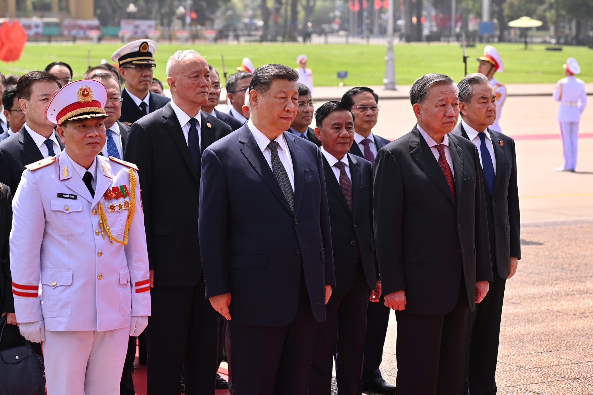 Tổng Bí thư, Chủ tịch nước Trung Quốc Tập Cận Bình vào Lăng viếng Chủ tịch Hồ Chí Minh