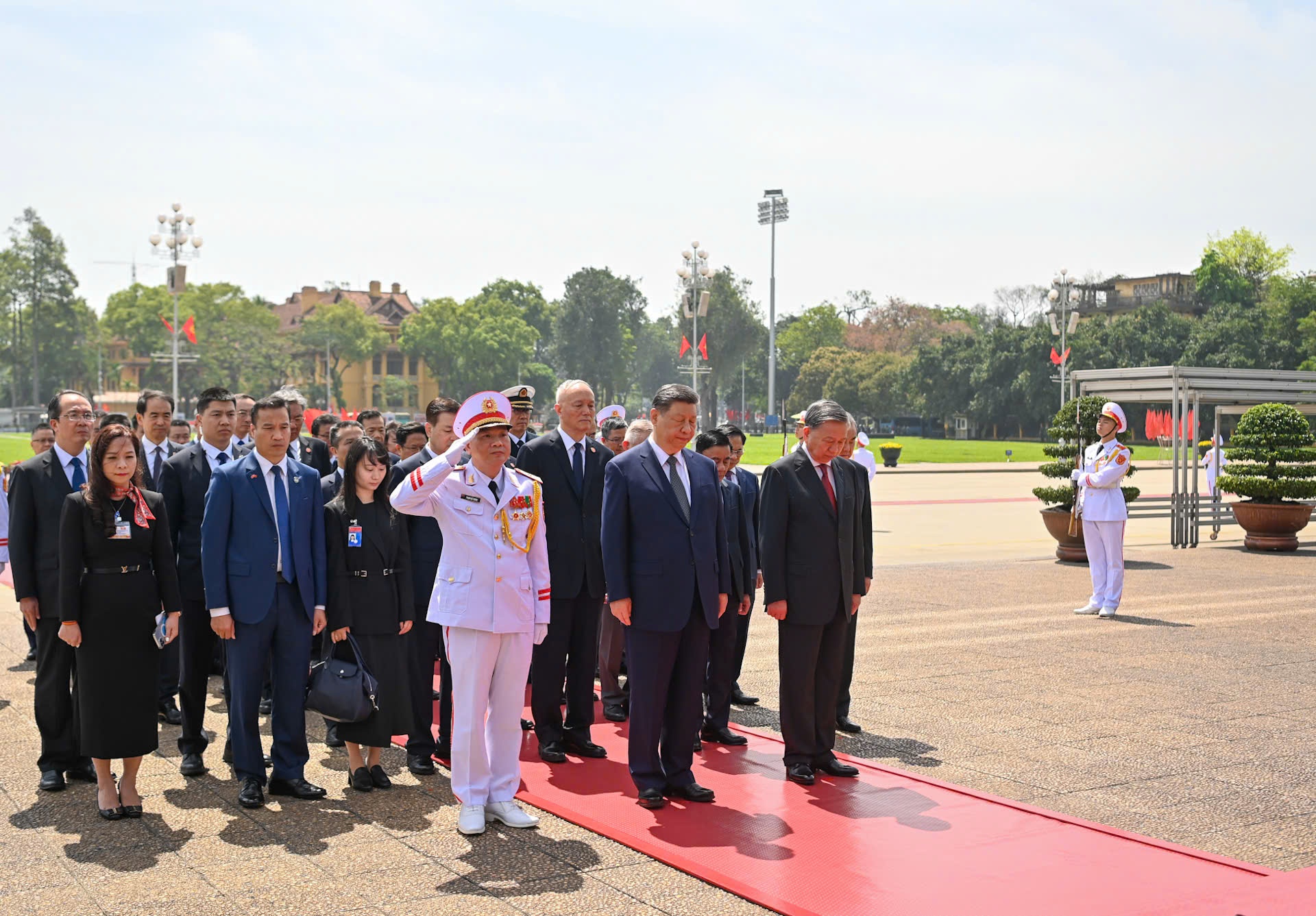 Tổng Bí thư Ban Chấp hành Trung ương Đảng Cộng sản Việt Nam Tô Lâm và Tổng Bí thư, Chủ tịch nước Trung Quốc Tập Cận Bình cùng các đại biểu thành kính tưởng nhớ Chủ tịch Hồ Chí Minh - Ảnh: VGP/Nhật Bắc