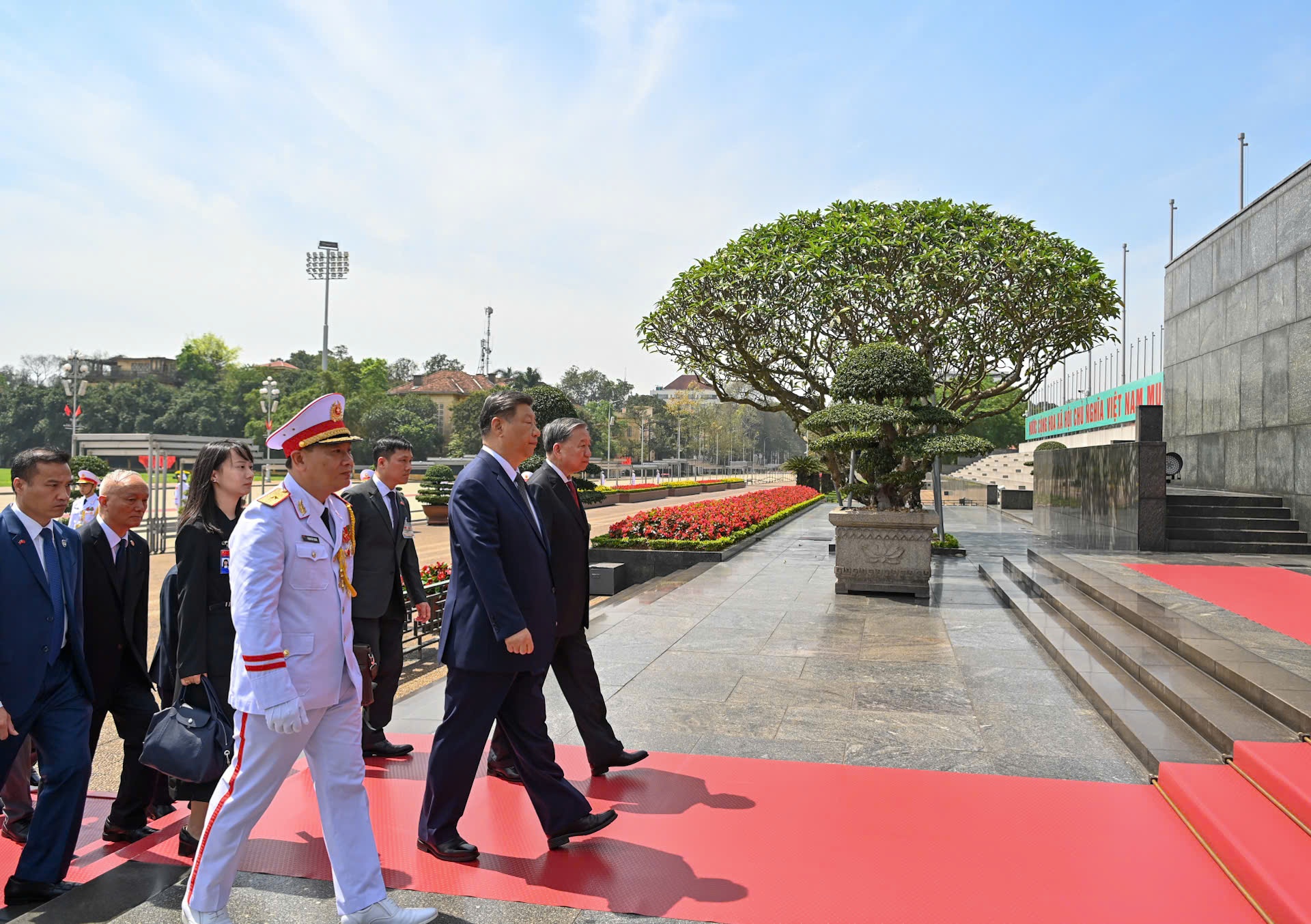 Tổng Bí thư Ban Chấp hành Trung ương Đảng Cộng sản Việt Nam Tô Lâm và Tổng Bí thư, Chủ tịch nước Trung Quốc Tập Cận Bình vào Lăng viếng Chủ tịch Hồ Chí Minh - Ảnh: VGP/Nhật Bắc