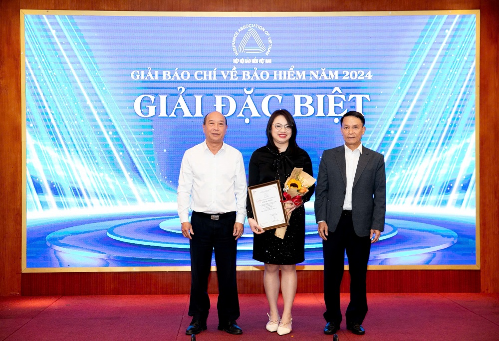 giải Đặc biệt Giải báo chí về Bảo hiểm 2024 cho Nhà báo Võ Tạ Hương Giang, Thời báo Ngân hàng với tác phẩm Ngành Bảo hiểm và câu chuyện chưa lành “vết thương” niềm tin