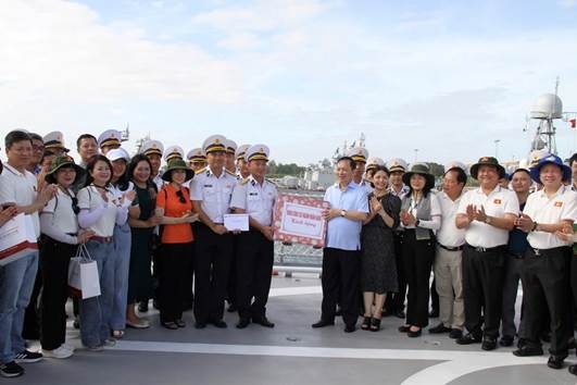 Phó Thống đốc Đào Minh Tú dâng hương tưởng niệm các Anh hùng Liệt sỹ Gạc Ma Phó Thống đốc Đào Minh Tú dâng hương tưởng niệm các Anh hùng Liệt sỹ Gạc Ma