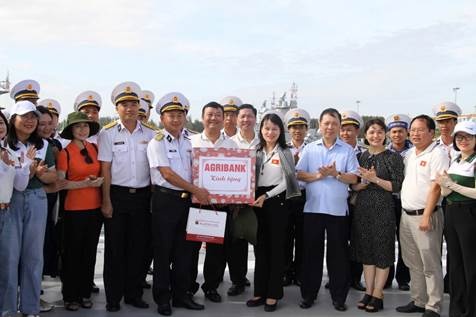 Phó Thống đốc Đào Minh Tú dâng hương tưởng niệm các Anh hùng Liệt sỹ Gạc Ma Phó Thống đốc Đào Minh Tú dâng hương tưởng niệm các Anh hùng Liệt sỹ Gạc Ma