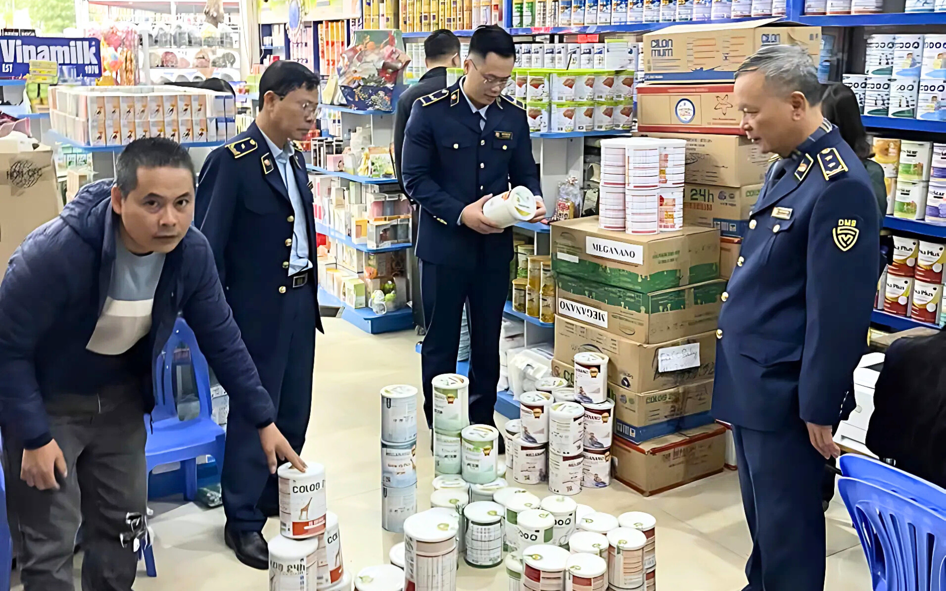 Lực lượng quản lý thị trường kiểm tra, giám sát hoạt động kinh doanh sản phẩm sữa - Ảnh: BCT