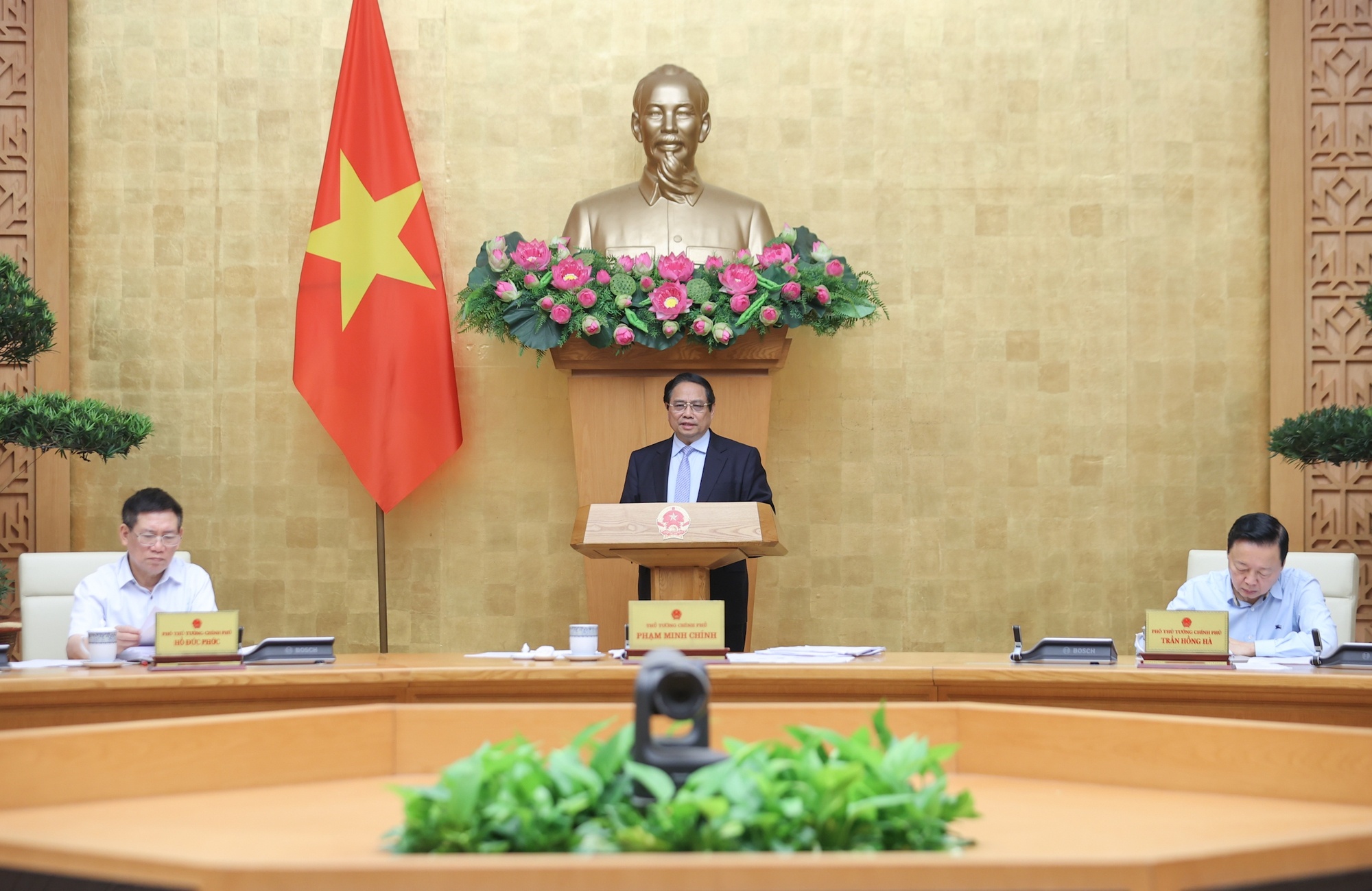 Thủ tướng yêu cầu các bộ trưởng, trưởng ngành tập trung chỉ đạo, khẩn trương hoàn thiện hồ sơ các dự án luật theo đúng quy định để trình Quốc hội tại kỳ họp thứ 9 vào tháng 5 tới - Ảnh: VGP/Nhật Bắc