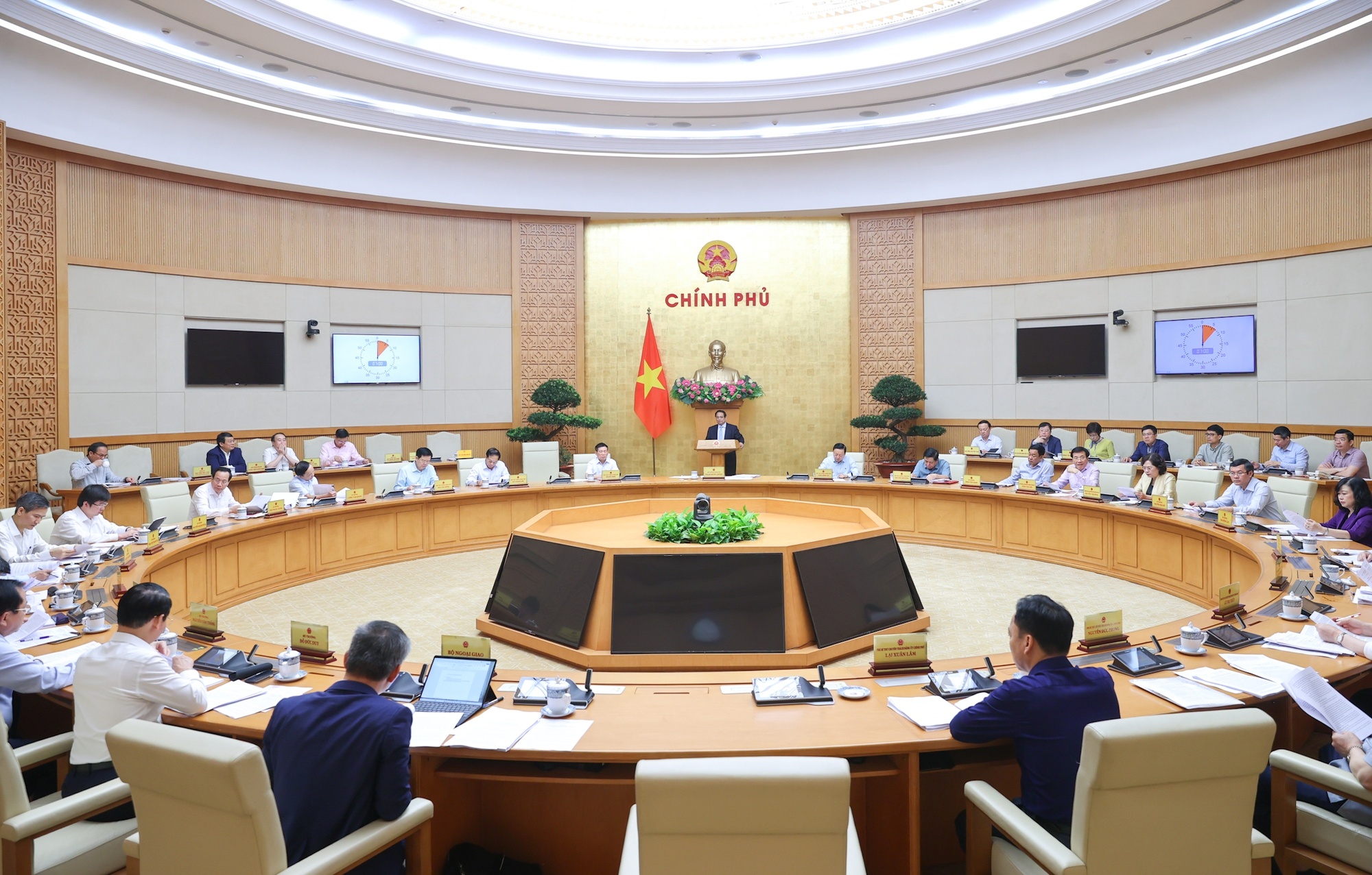 Thủ tướng yêu cầu các bộ trưởng, thủ trưởng cơ quan ngang bộ được giao chủ trì soạn thảo các dự án luật, pháp lệnh, nghị quyết chủ động phối hợp với các cơ quan của Quốc hội trong việc trình, tiếp thu, hoàn thiện, trình các dự án luật, pháp lệnh, nghị quy