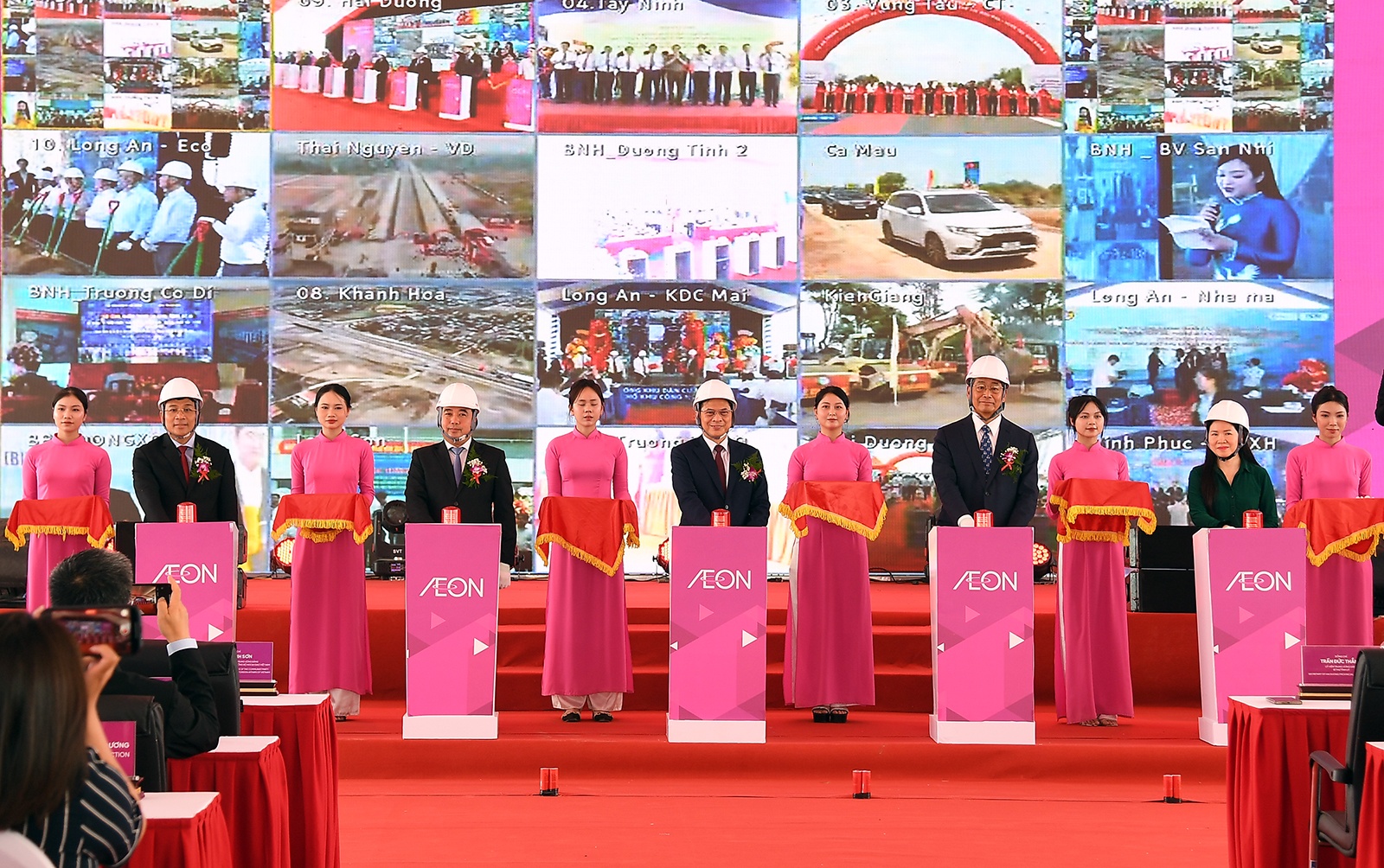 Phó Thủ tướng Bùi Thanh Sơn cùng các đại biểu thực hiện nghi thức khởi công Trung tâm thương mại AEON Hải Dương - Ảnh: VGP/Hải Minh