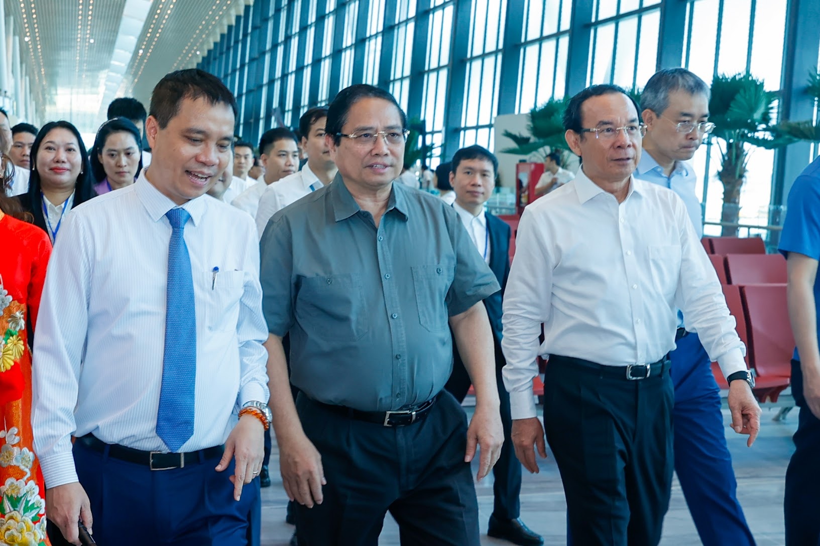 Thủ tướng Chính phủ Phạm Minh Chính, Bí thư Thành ủy TP. Hồ Chí Minh Nguyễn Văn Nên tới dự lễ Khánh thành Nhà ga T3 Cảng hàng không quốc tế Tân Sơn Nhất tại điểm cầu TP. Hồ Chí Minh - Ảnh: VGP/Nhật Bắc