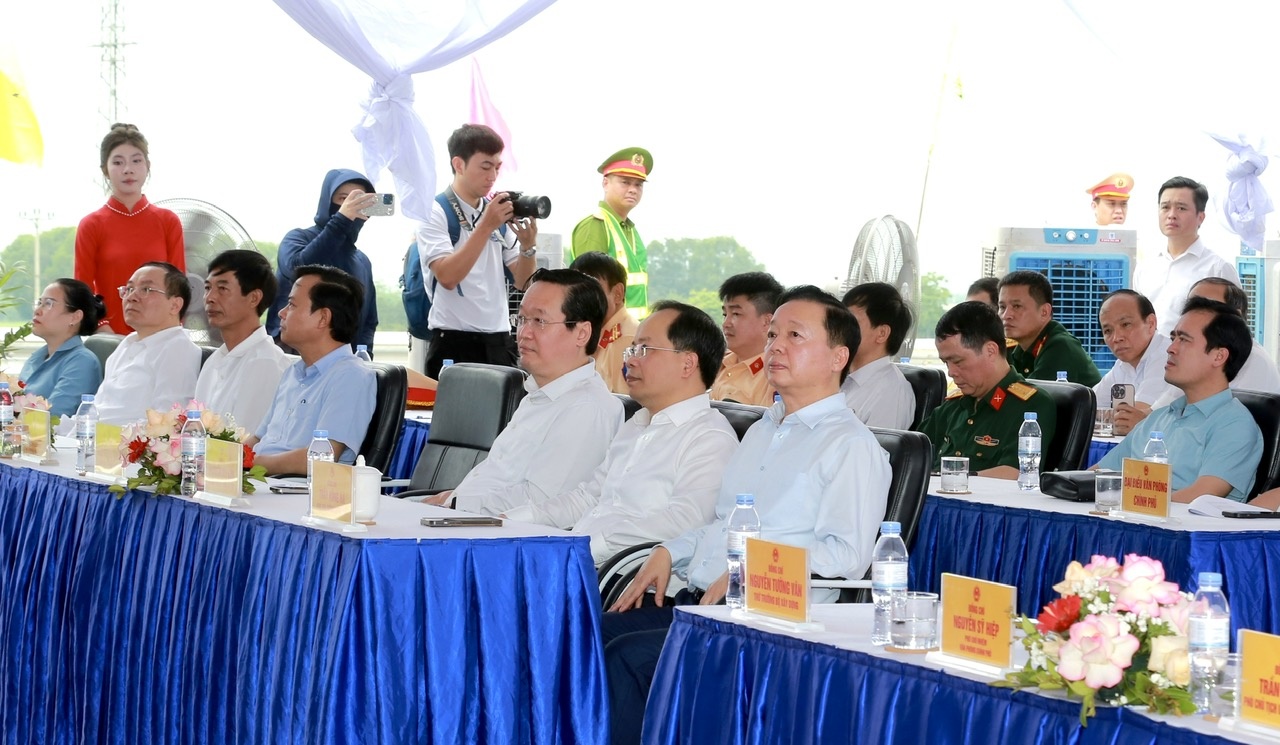 Phó Thủ tướng Trần Hồng Hà dự lễ thông xe kỹ thuật 2 đoạn cao tốc đi qua tỉnh Hà Tĩnh (Bãi Vọt - Hàm Nghi, Hàm Nghi - Vũng Áng) - Ảnh: VGP/Minh Khôi