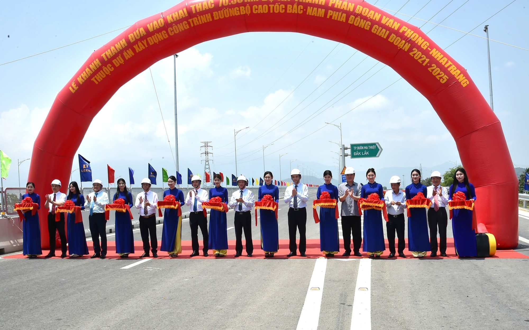 Phó Thủ tướng Chính phủ Hồ Đức Phớc cùng các đại biểu thực hiện nghi thức cắt băng khánh thành dự án thành phần đường cao tốc đoạn Vân Phong-Nha Trang - Ảnh: VGP/Trần Mạnh