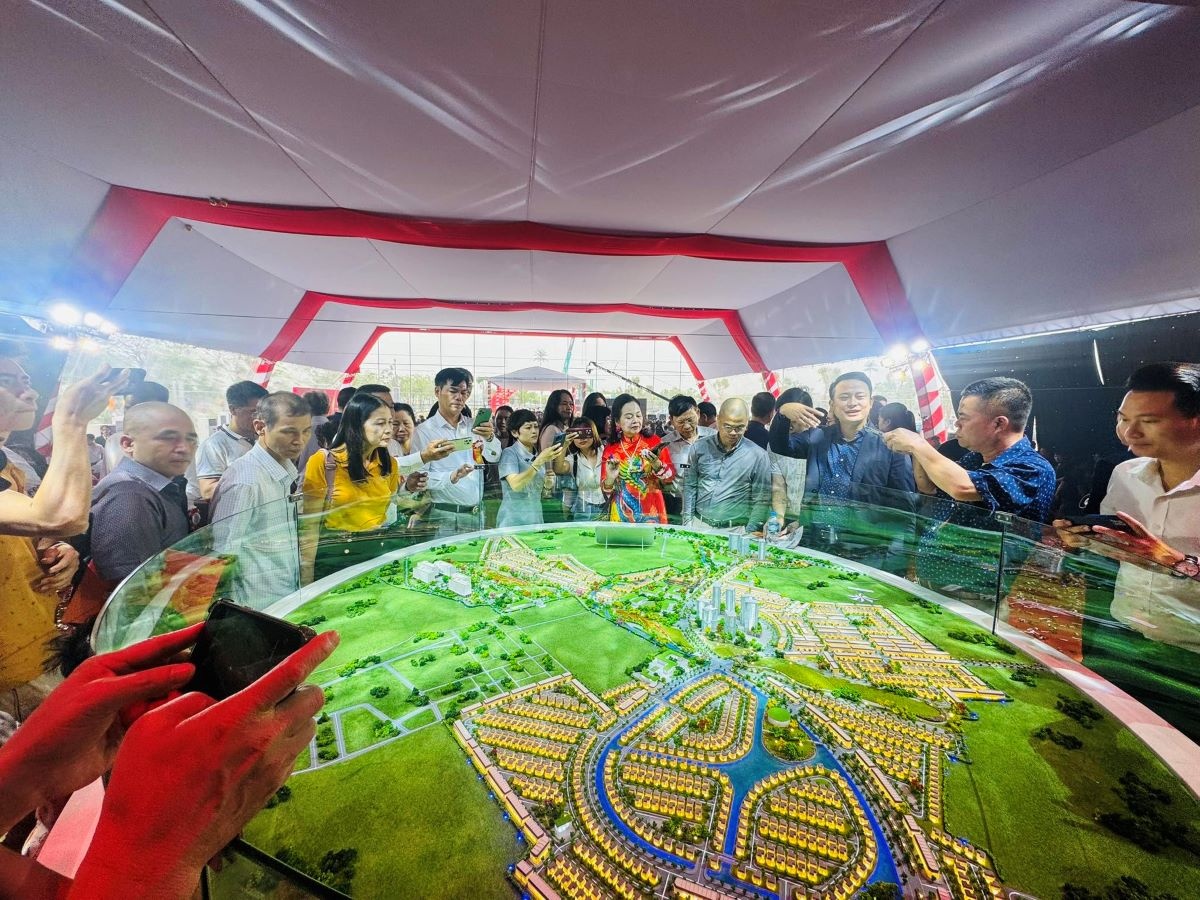 Nhiều người mua nhà và khách hàng đến tìm hiểu dự án Hồng Hạc City Nhiều người mua nhà và khách hàng đến tìm hiểu dự án Hồng Hạc City