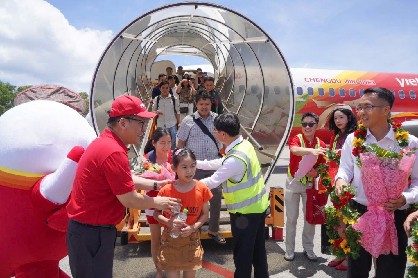 Hành khách và người dân chào mừng đường TP.HCM và Hà Nội đến Côn Đảo của Vietjet