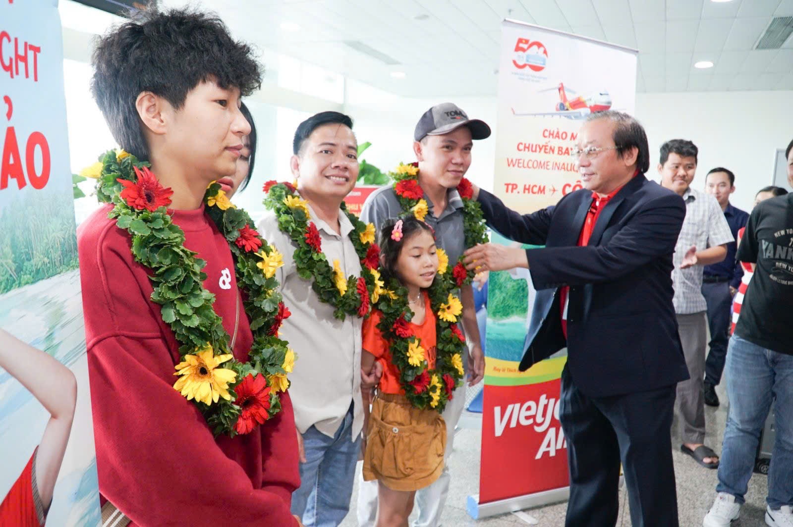 Lãnh đạo Vietjet chào đón những hành khách đầu tiên trên chuyến bay từ TP.HCM và Hà Nội đến Côn Đảo 