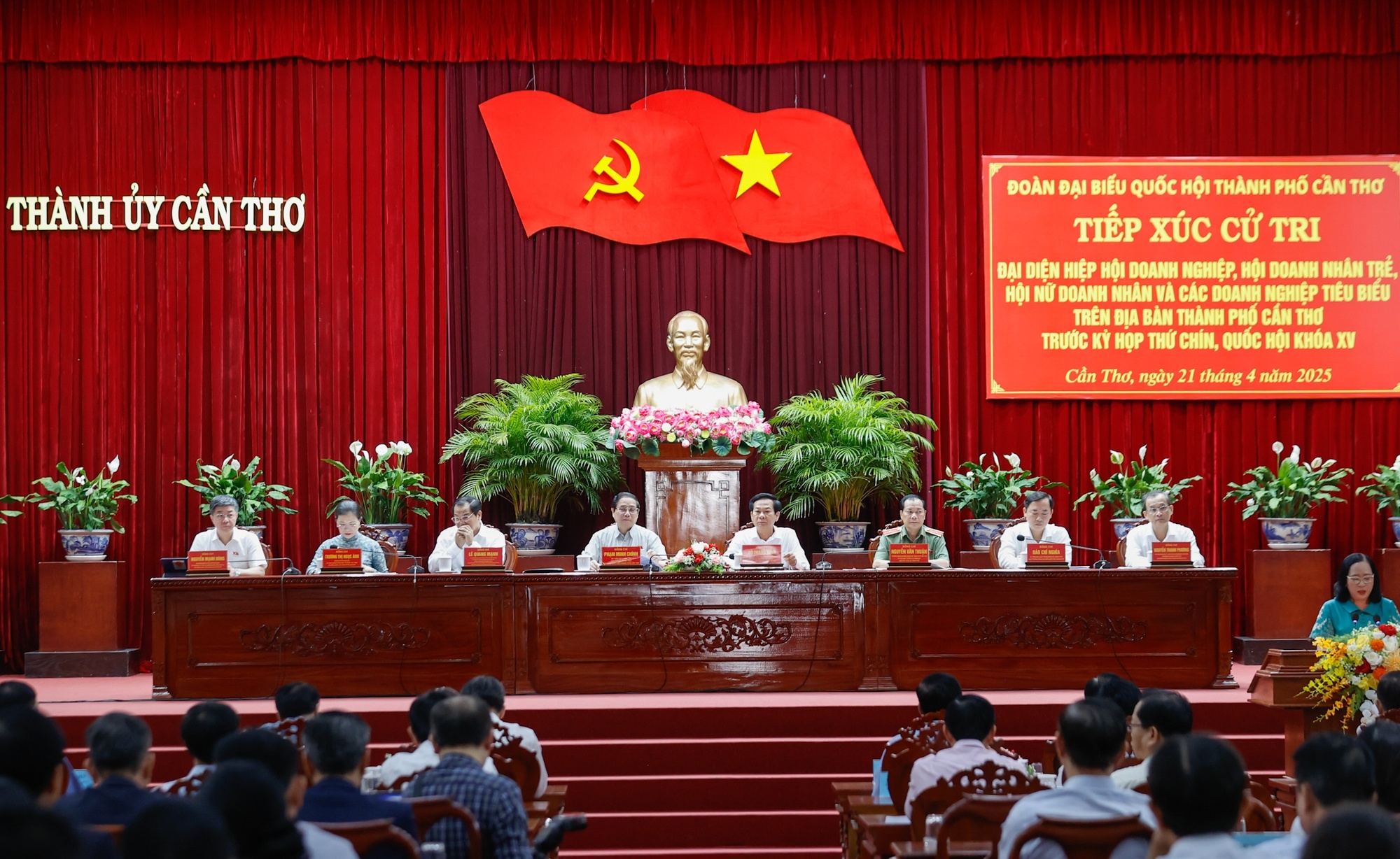 Thủ tướng và Đoàn đại biểu Quốc hội TP. Cần Thơ tiếp xúc cử tri là đại diện doanh nghiệp trên địa bàn trước Kỳ họp thứ 9, Quốc hội khóa XV - Ảnh: VGP/Nhật Bắc