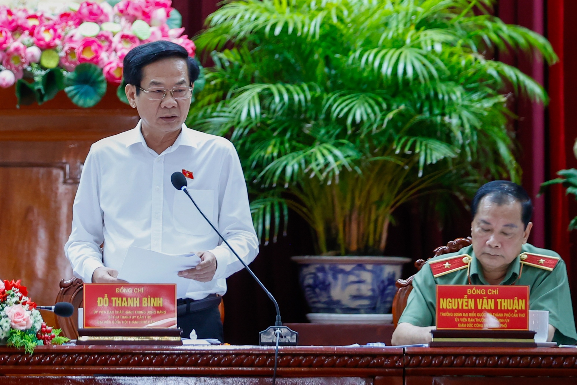 Bí thư Thành ủy Cần Thơ Đỗ Thanh Bình trả lời kiến nghị của cử tri - Ảnh: VGP/Nhật Bắc