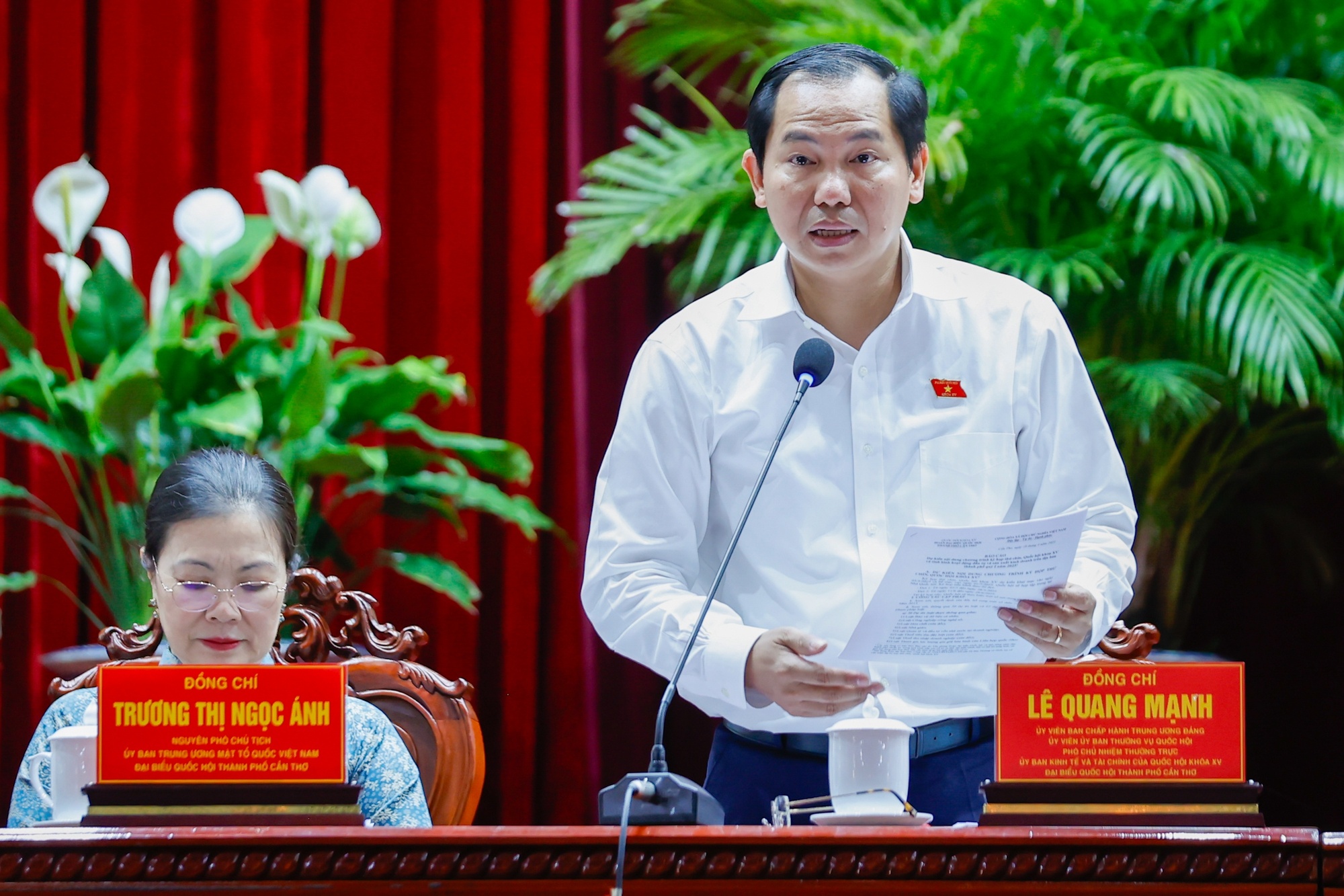 Ông Lê Quang Mạnh, Phó Chủ nhiệm Ủy ban Kinh tế và Tài chính của Quốc hội trả lời kiến nghị của cử tri - Ảnh: VGP/Nhật Bắc