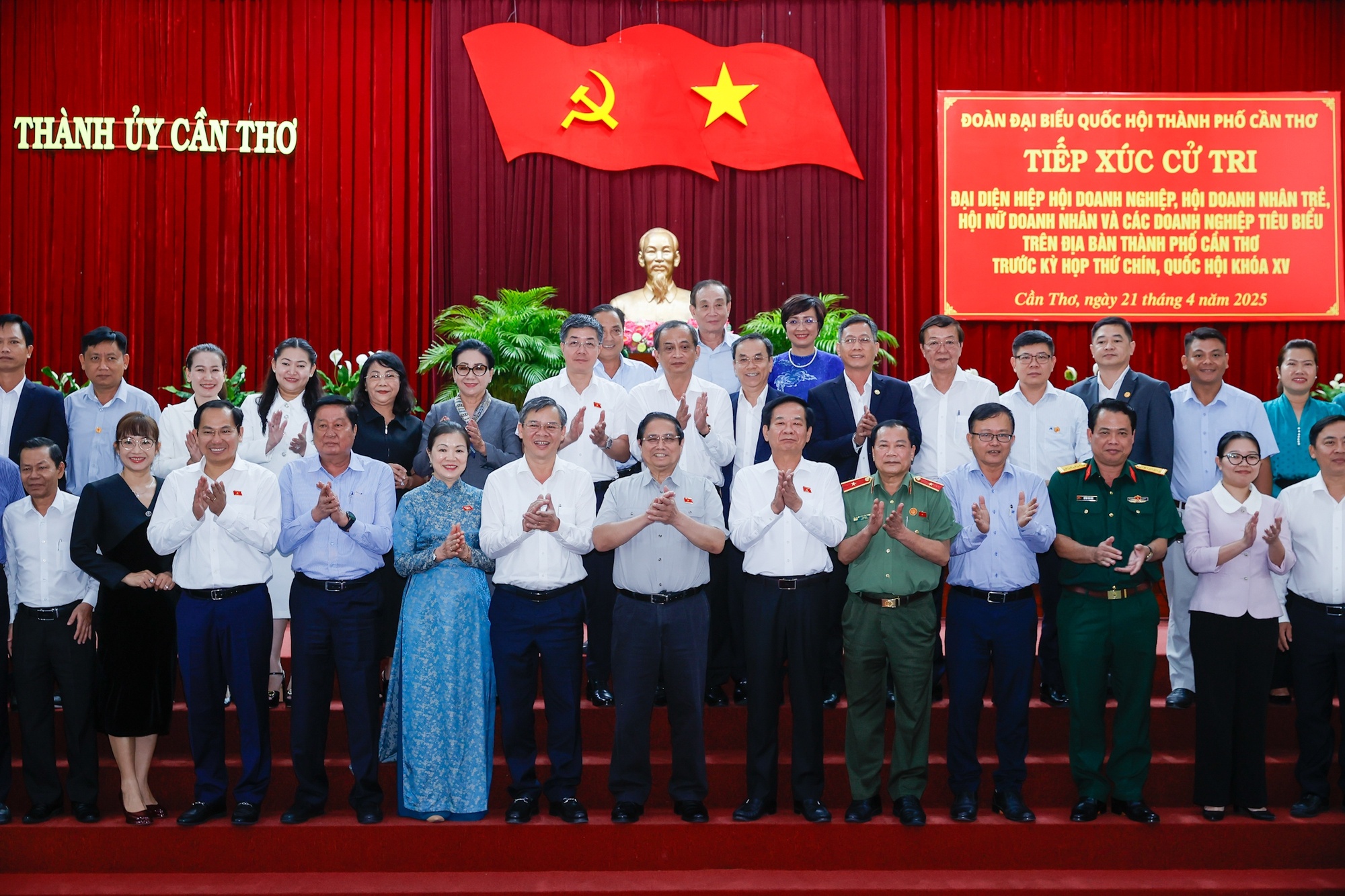 Thủ tướng và Đoàn đại biểu Quốc hội TP. Cần Thơ cùng các đại biểu dự Hội nghị - Ảnh: VGP/Nhật Bắc