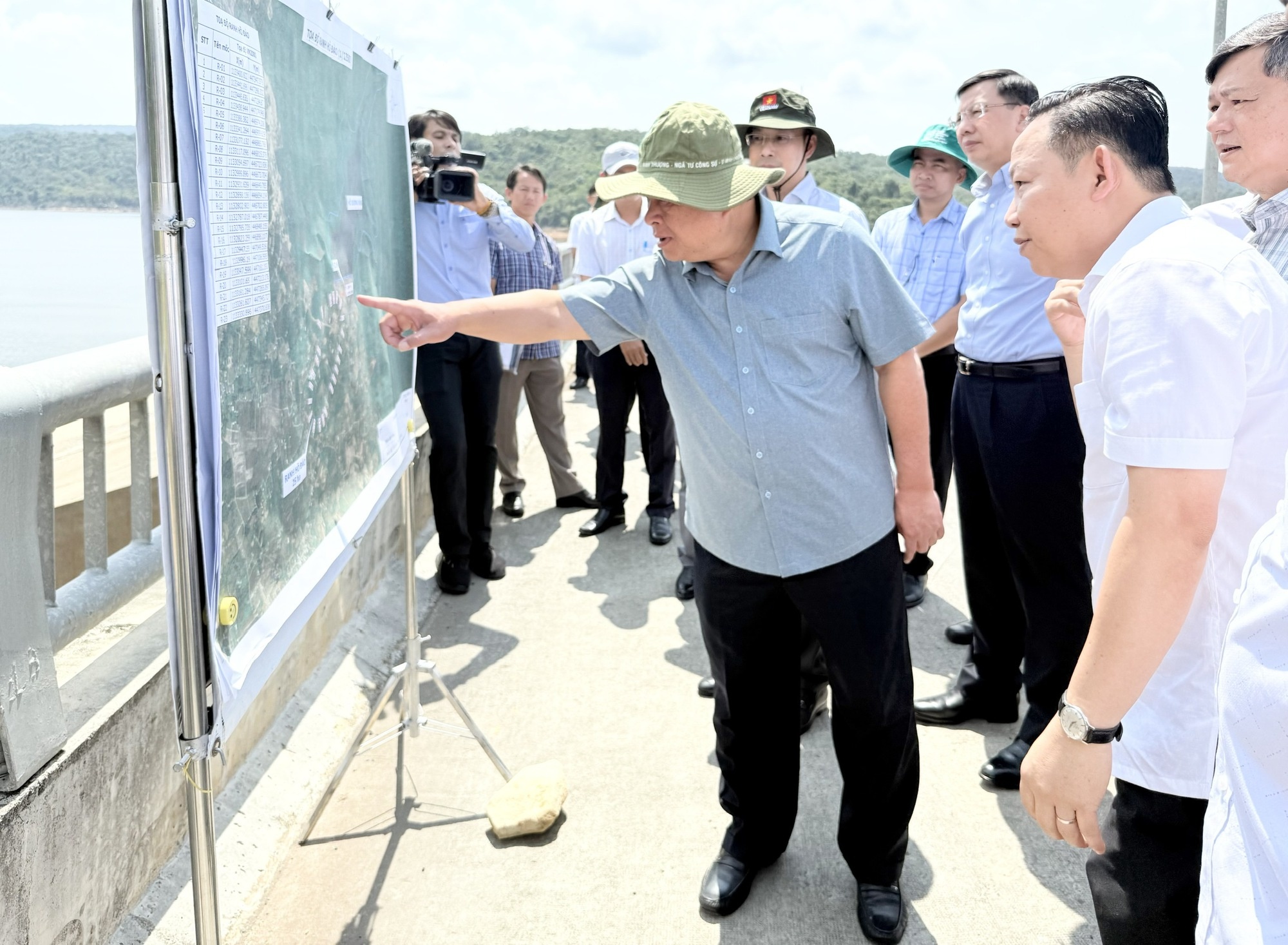 Phó Thủ tướng Nguyễn Chí Dũng khảo sát Dự án Hồ chứa nước Dương Đông 2 - Ảnh: VGP Phó Thủ tướng Nguyễn Chí Dũng khảo sát Dự án Hồ chứa nước Dương Đông 2 - Ảnh: VGP