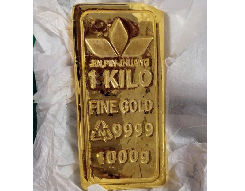 Phát hiện người nước ngoài vận chuyển trái phép 1kg nghi là vàng qua sân bay Nội Bài