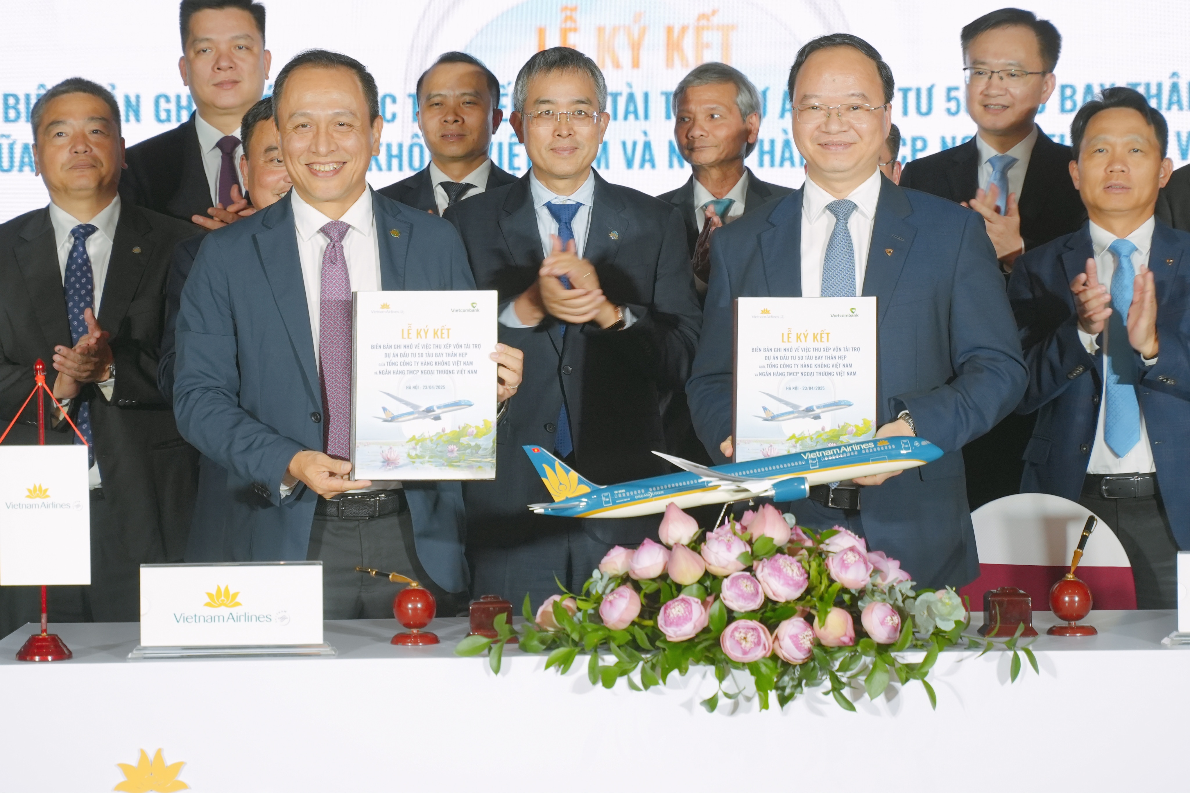 Vietnam Airlines) và Ngân hàng TMCP Ngoại thương Việt Nam (Vietcombank) đã chính thức ký kết Biên bản ghi nhớ (MOU) về việc hợp tác thu xếp vốn cho dự án đầu tư 50 máy bay thân hẹp