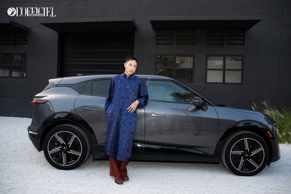 Alex Fox tạo dáng cùng VinFast VF 7 tại sự kiện.