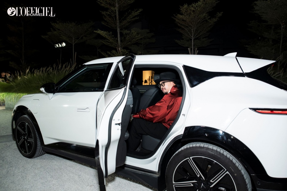 Ca sĩ Hà Lê xuất hiện cùng chiếc VinFast VF 7 Plus màu trắng.