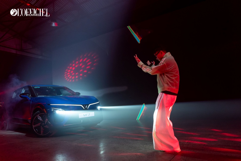 Sự kết hợp hoàn hảo của Thể Thiên và VinFast VF 7, trong không gian đậm chất nghệ thuật sáng tạo.