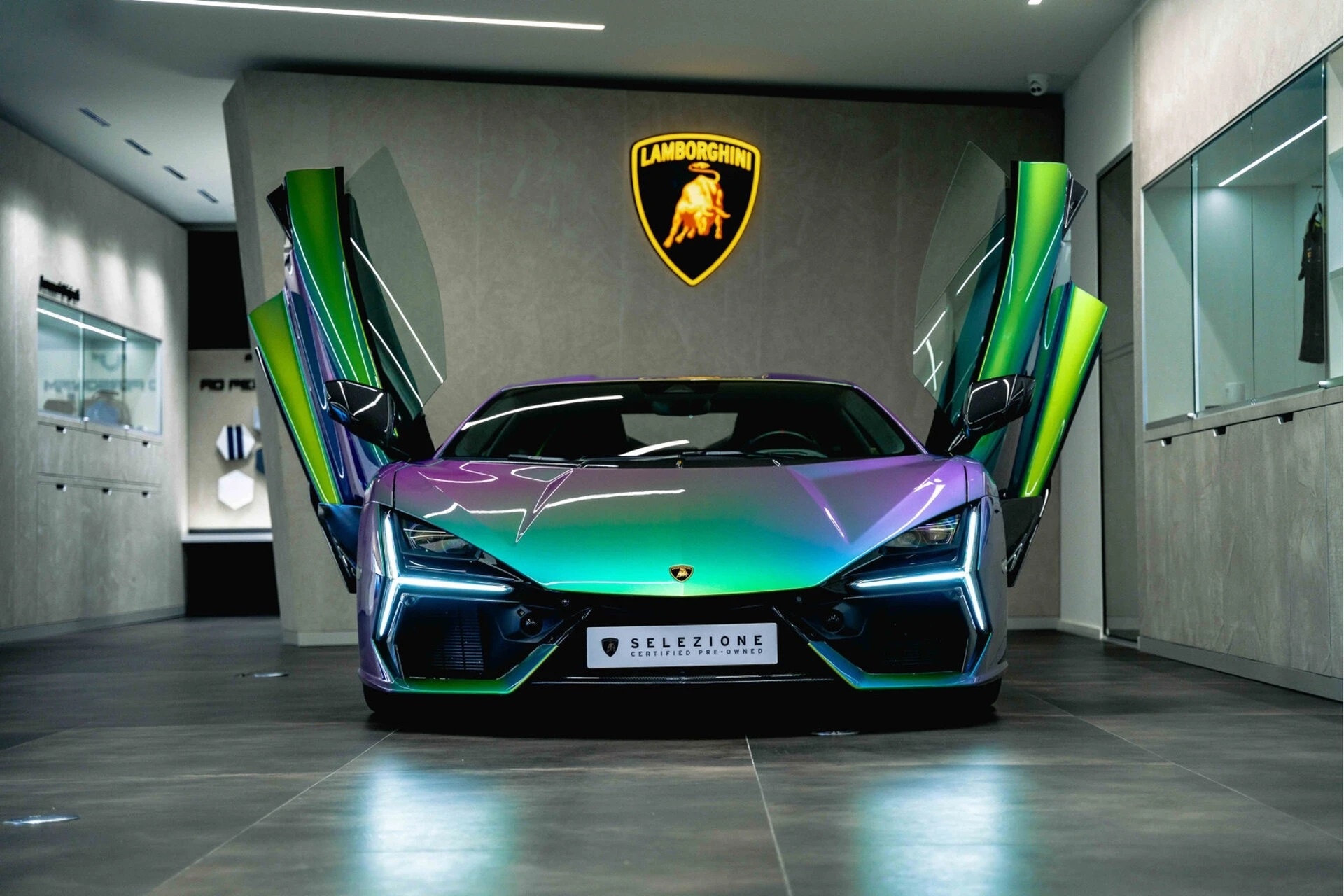 Lamborghini Revuelto mang màu ngoại thất có thể chuyển sắc theo ánh sáng Lamborghini Revuelto mang màu ngoại thất có thể chuyển sắc theo ánh sáng