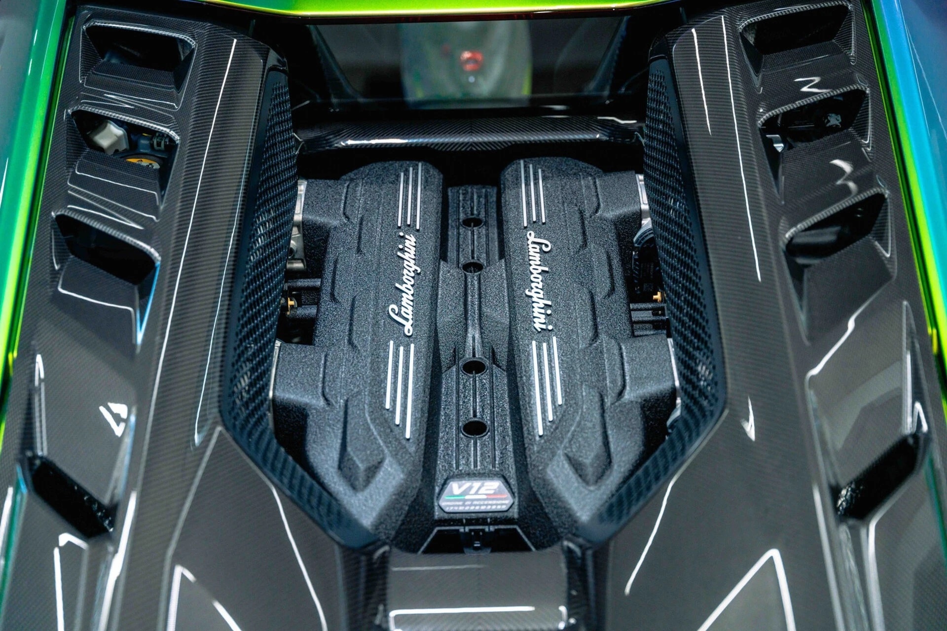 Lamborghini Revuelto mang màu ngoại thất có thể chuyển sắc theo ánh sáng Lamborghini Revuelto mang màu ngoại thất có thể chuyển sắc theo ánh sáng