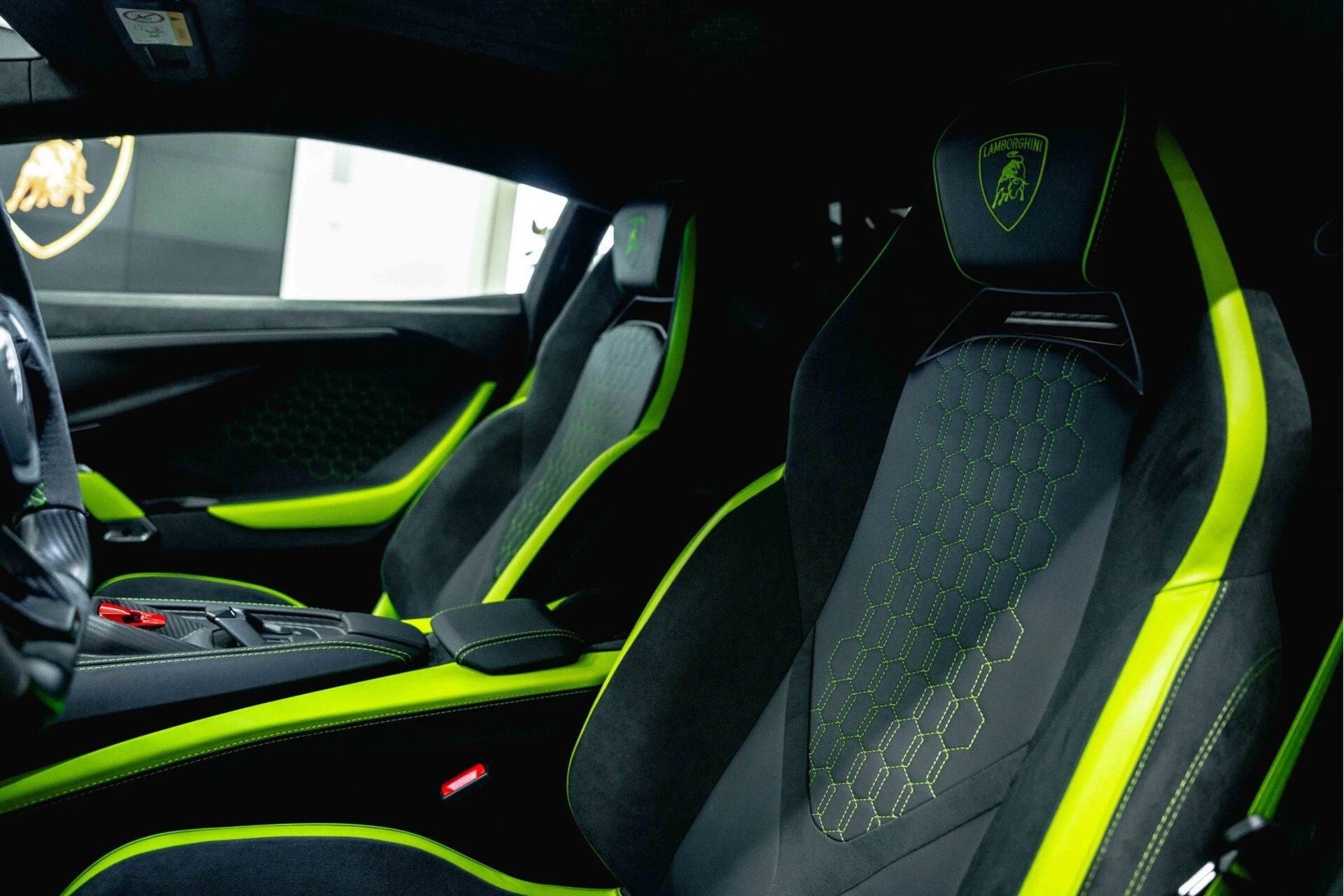 Lamborghini Revuelto mang màu ngoại thất có thể chuyển sắc theo ánh sáng Lamborghini Revuelto mang màu ngoại thất có thể chuyển sắc theo ánh sáng