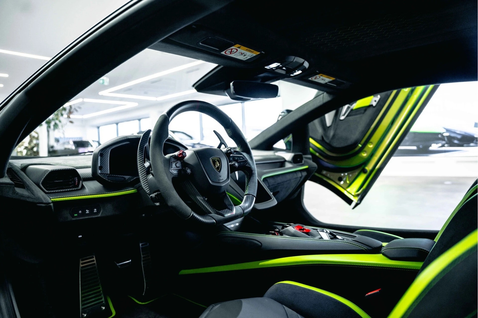 Lamborghini Revuelto mang màu ngoại thất có thể chuyển sắc theo ánh sáng Lamborghini Revuelto mang màu ngoại thất có thể chuyển sắc theo ánh sáng