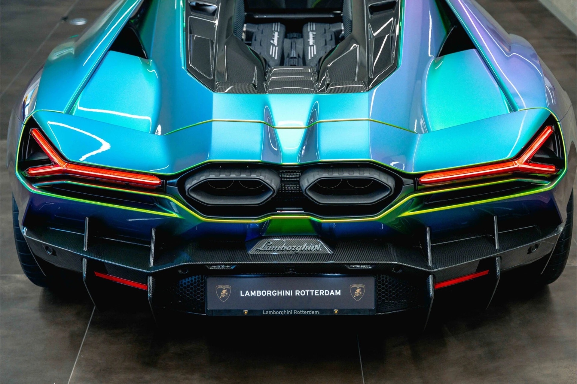 Lamborghini Revuelto mang màu ngoại thất có thể chuyển sắc theo ánh sáng Lamborghini Revuelto mang màu ngoại thất có thể chuyển sắc theo ánh sáng