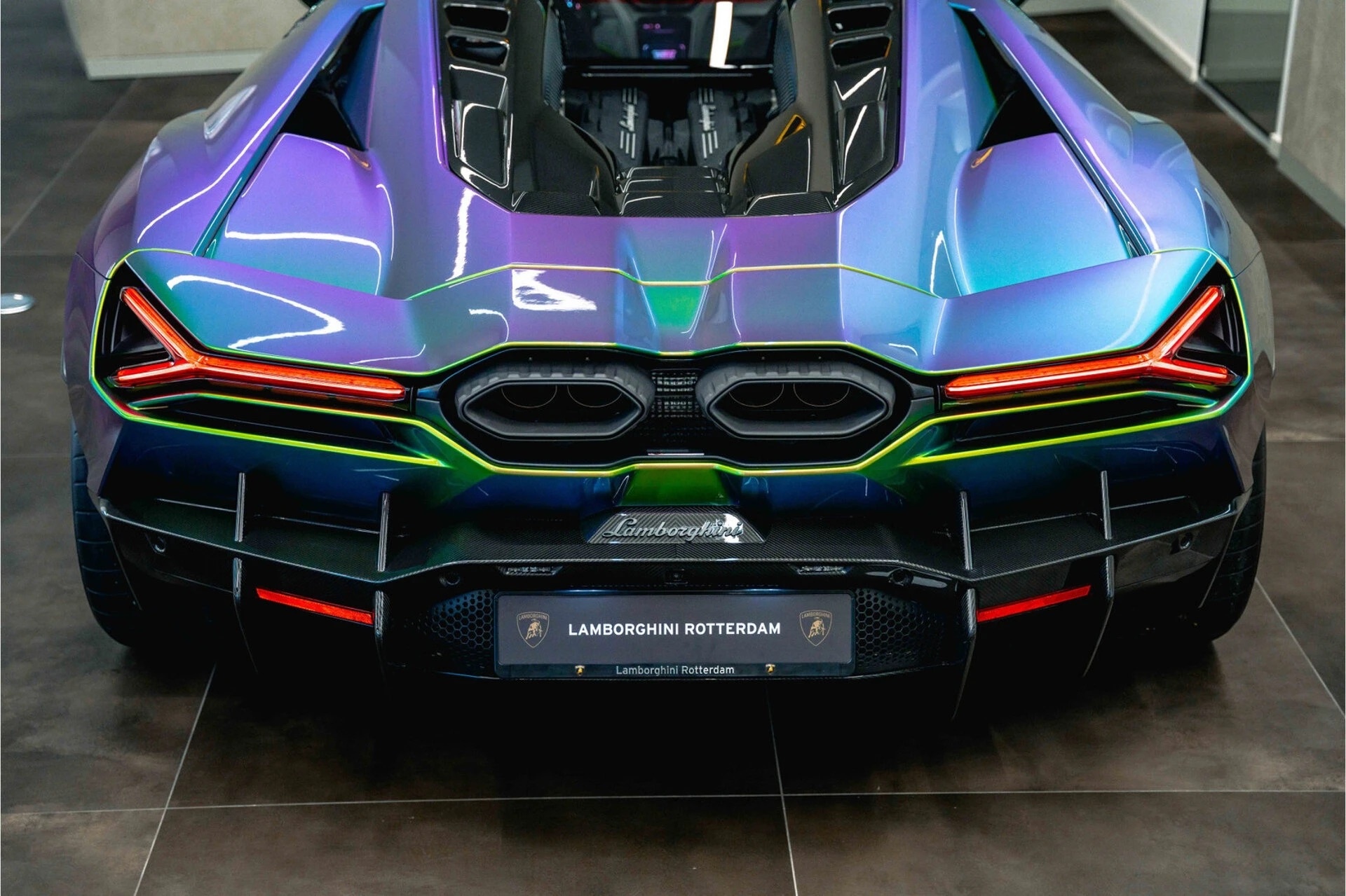 Lamborghini Revuelto mang màu ngoại thất có thể chuyển sắc theo ánh sáng Lamborghini Revuelto mang màu ngoại thất có thể chuyển sắc theo ánh sáng