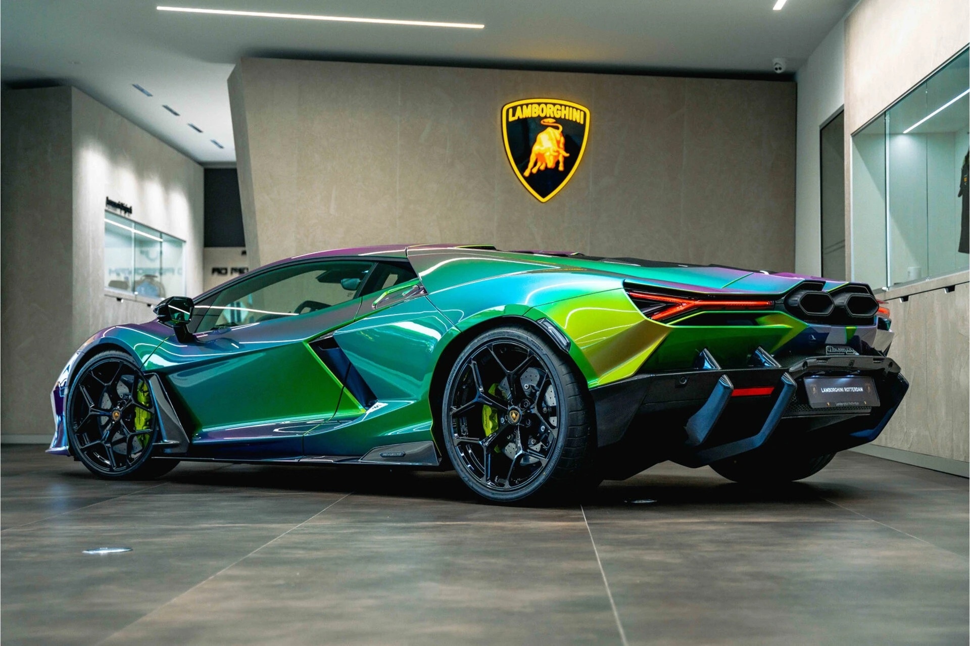 Lamborghini Revuelto mang màu ngoại thất có thể chuyển sắc theo ánh sáng Lamborghini Revuelto mang màu ngoại thất có thể chuyển sắc theo ánh sáng
