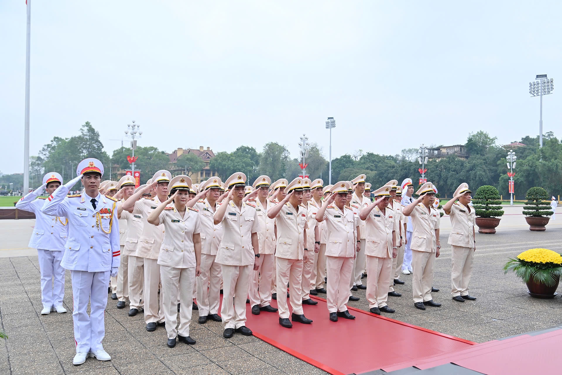 Đoàn đại biểu Đảng ủy Công an Trung ương - Bộ Công an vào Lăng viếng Chủ tịch Hồ Chí Minh - Ảnh: VGP/Nhật Bắc Đoàn đại biểu Đảng ủy Công an Trung ương - Bộ Công an vào Lăng viếng Chủ tịch Hồ Chí Minh - Ảnh: VGP/Nhật Bắc
