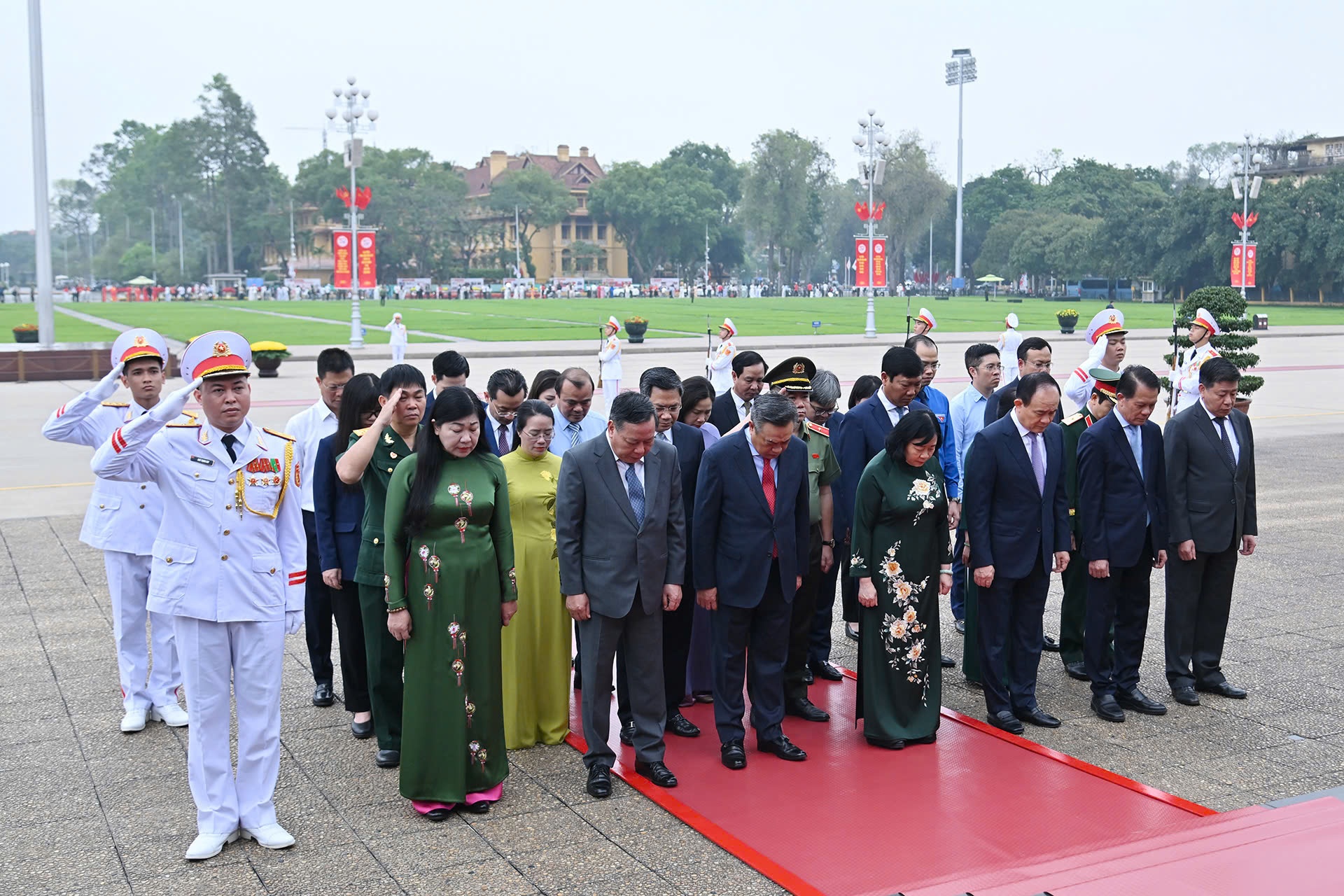Đoàn đại biểu Thành ủy, HĐND, UBND TP. Hà Nội vào Lăng viếng Chủ tịch Hồ Chí Minh - Ảnh: VGP/Nhật Bắc Đoàn đại biểu Thành ủy, HĐND, UBND TP. Hà Nội vào Lăng viếng Chủ tịch Hồ Chí Minh - Ảnh: VGP/Nhật Bắc