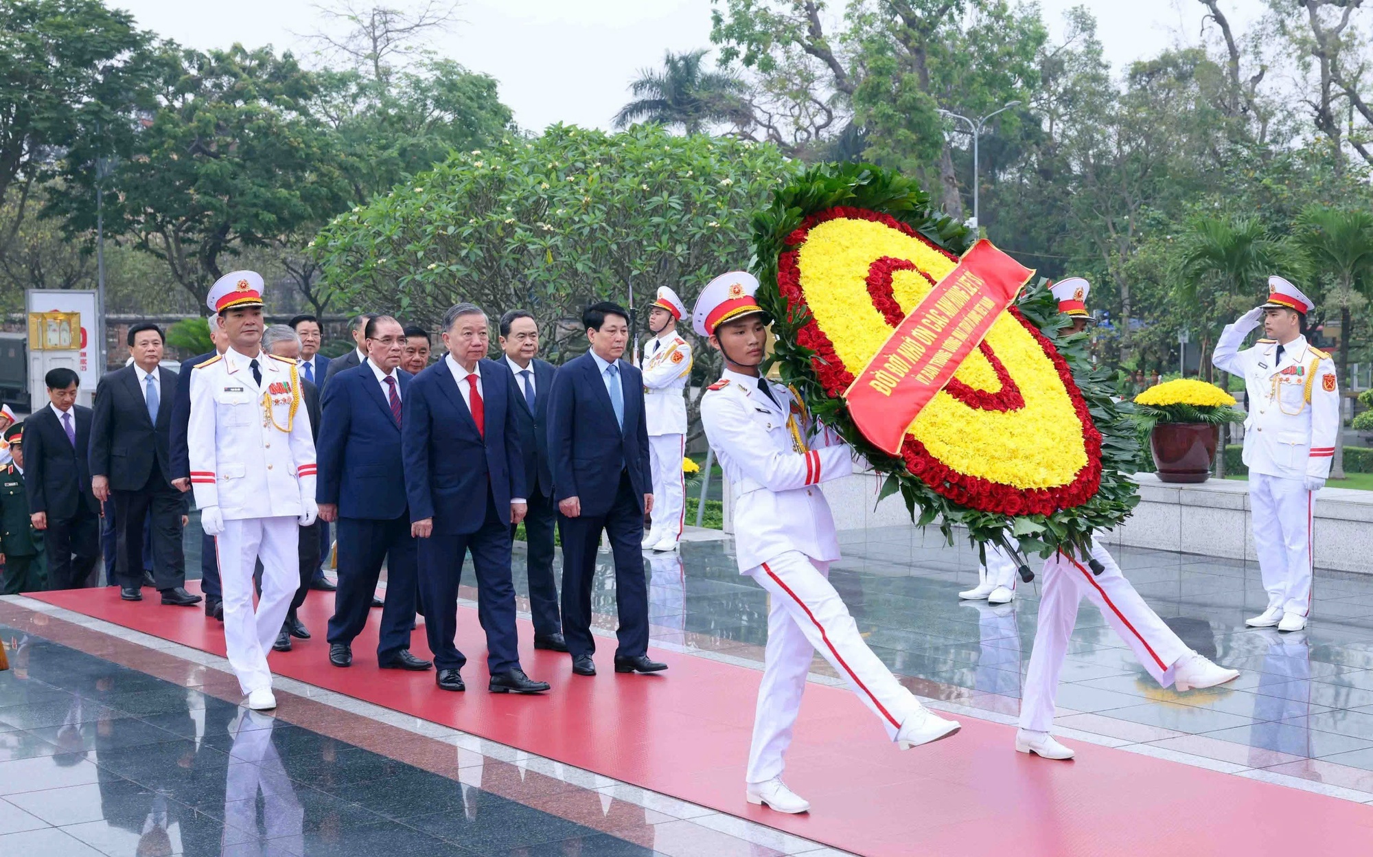 Đoàn đại biểu lãnh đạo Đảng, Nhà nước đặt vòng hoa, dâng hương tưởng niệm các Anh hùng liệt sĩ tại Đài Tưởng niệm các Anh hùng liệt sĩ trên đường Bắc Sơn - Ảnh: VGP/Nhật Bắc Đoàn đại biểu lãnh đạo Đảng, Nhà nước đặt vòng hoa, dâng hương tưởng niệm các Anh hùng liệt sĩ tại Đài Tưởng niệm các Anh hùng liệt sĩ trên đường Bắc Sơn - Ảnh: VGP/Nhật Bắc