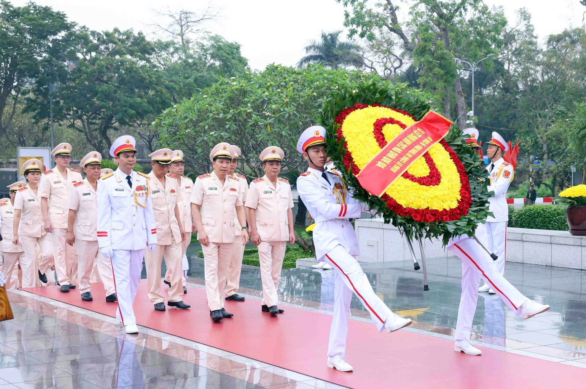 Đoàn đại biểu Đảng ủy Công an Trung ương - Bộ Công an đặt vòng hoa, dâng hương tưởng niệm các Anh hùng liệt sĩ tại Đài Tưởng niệm các Anh hùng liệt sĩ trên đường Bắc Sơn - Ảnh: VGP/Nhật Bắc Đoàn đại biểu Đảng ủy Công an Trung ương - Bộ Công an đặt vòng hoa, dâng hương tưởng niệm các Anh hùng liệt sĩ tại Đài Tưởng niệm các Anh hùng liệt sĩ trên đường Bắc Sơn - Ảnh: VGP/Nhật Bắc