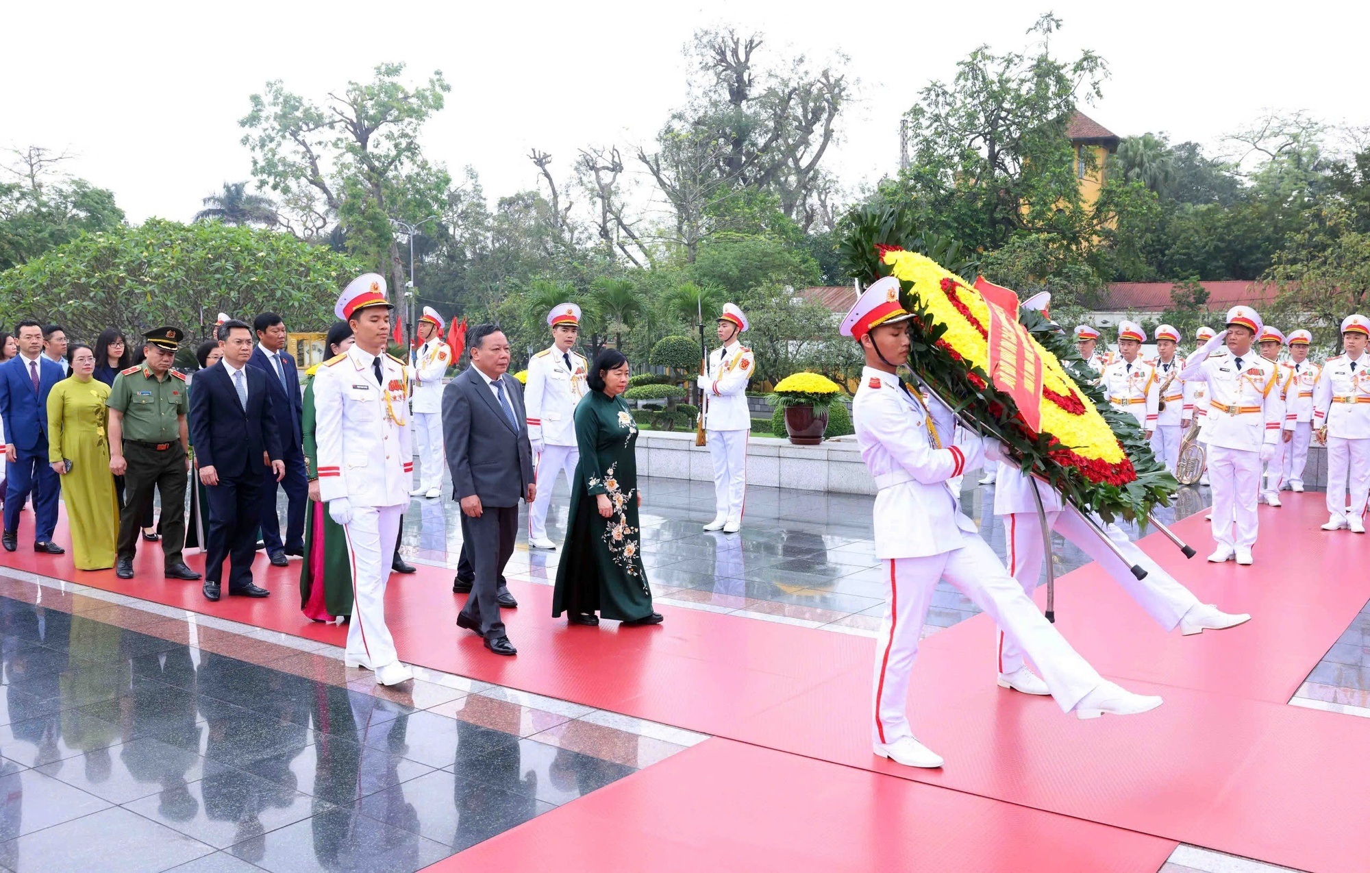 Đoàn đại biểu Thành ủy, HĐND, UBND TP. Hà Nội đặt vòng hoa, dâng hương tưởng niệm các Anh hùng liệt sĩ tại Đài Tưởng niệm các Anh hùng liệt sĩ trên đường Bắc Sơn - Ảnh: VGP/Nhật Bắc Đoàn đại biểu Thành ủy, HĐND, UBND TP. Hà Nội đặt vòng hoa, dâng hương tưởng niệm các Anh hùng liệt sĩ tại Đài Tưởng niệm các Anh hùng liệt sĩ trên đường Bắc Sơn - Ảnh: VGP/Nhật Bắc
